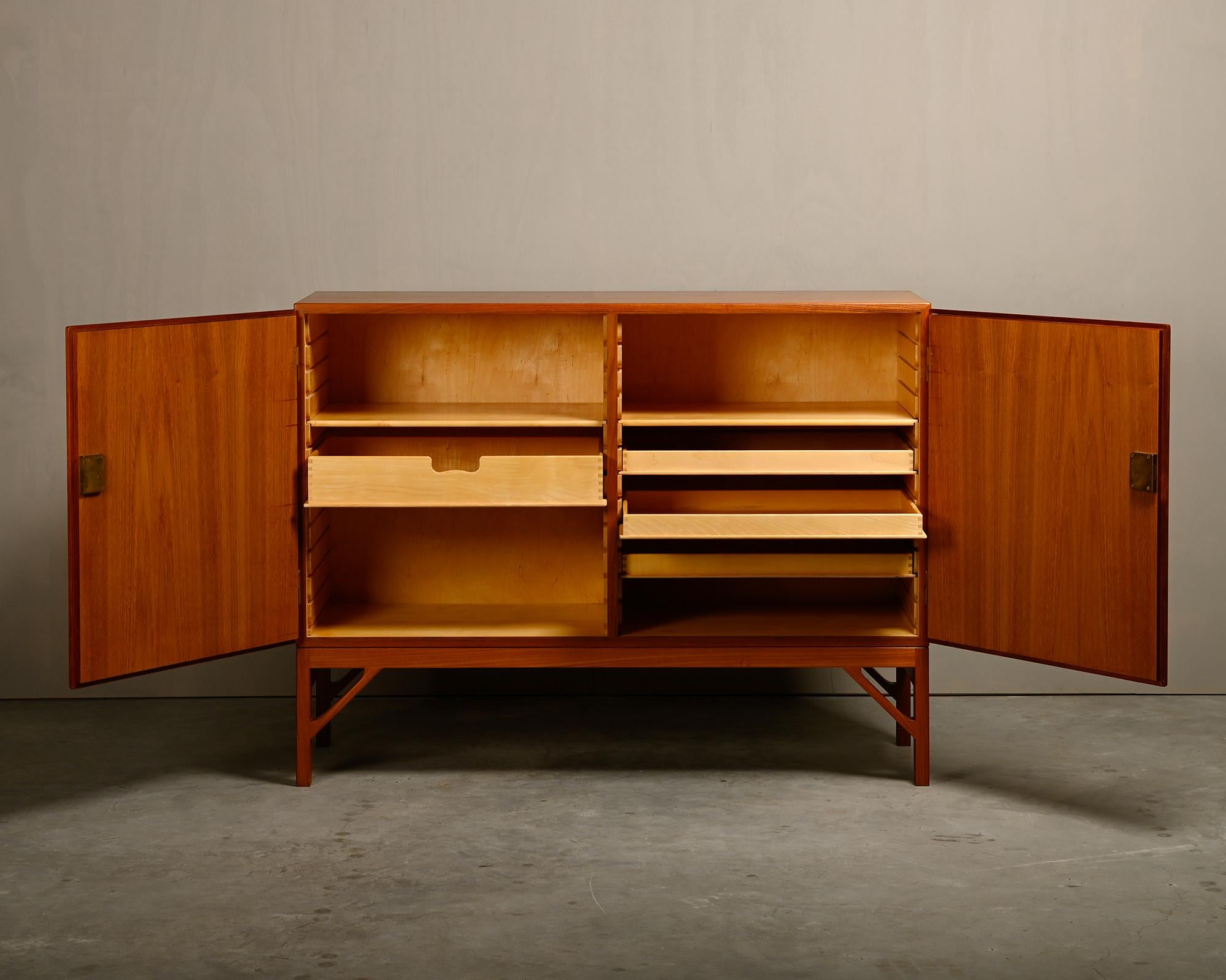 Børge Mogensen 'China' Cabinet (Model 232) in teak and brass, FDB Møbler Denmark In Good Condition For Sale In Amsterdam, NL