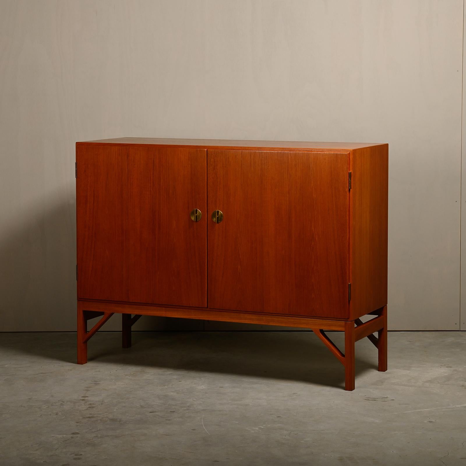 Brass Børge Mogensen 'China' Cabinet (Model 232) in teak and brass, FDB Møbler Denmark For Sale