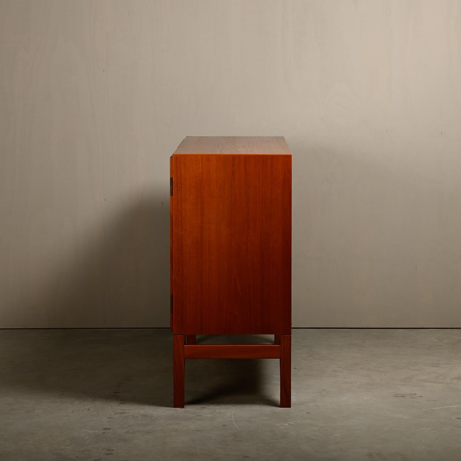 Børge Mogensen 'China' Cabinet (Model 232) in teak and brass, FDB Møbler Denmark For Sale 1
