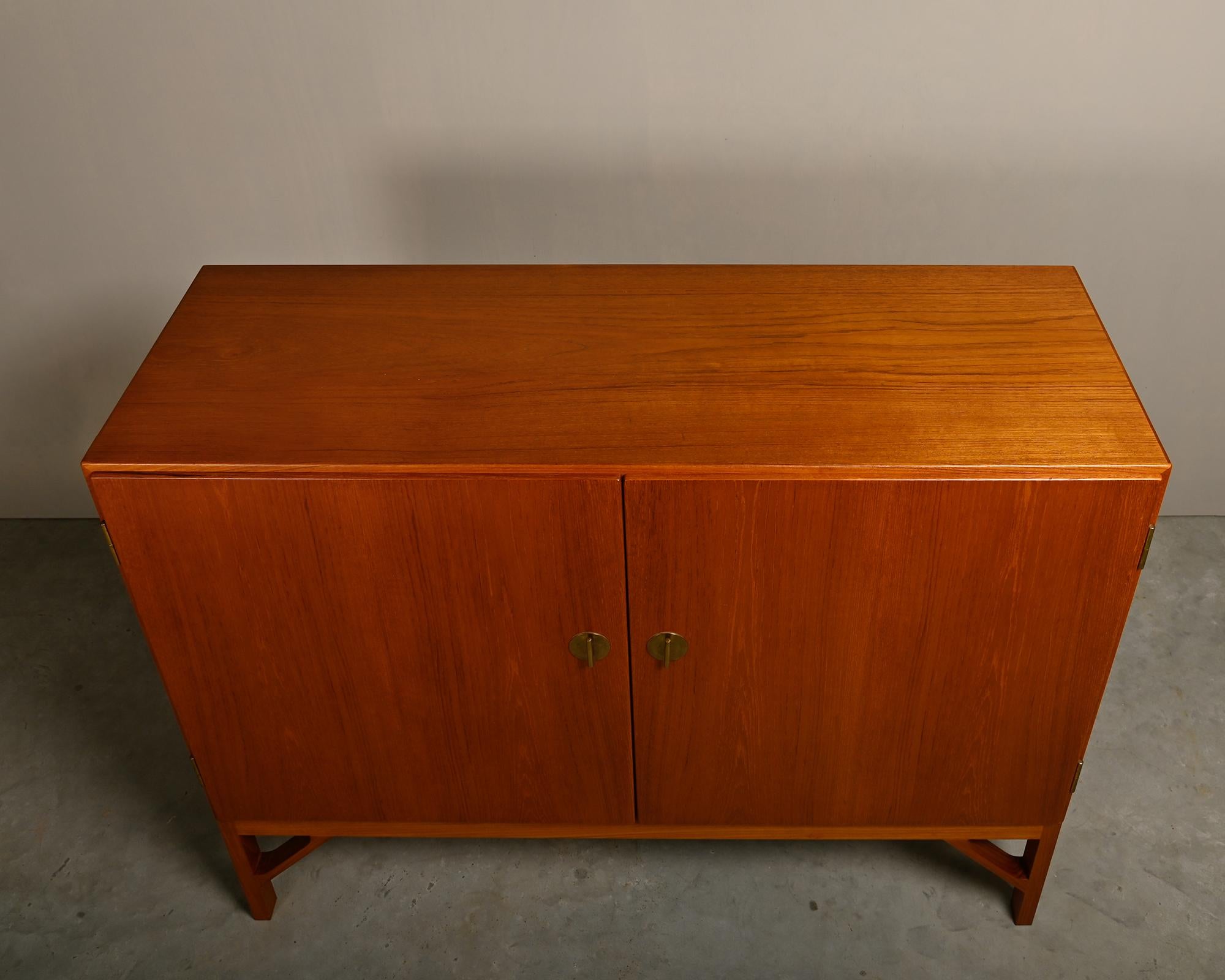 Børge Mogensen 'China' Cabinet (Model 232) in teak and brass, FDB Møbler Denmark For Sale 2