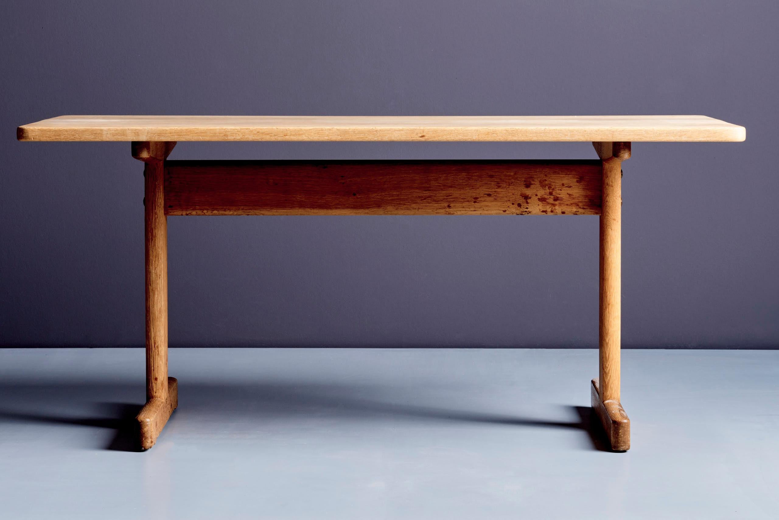 Børge Mogensen oak coffee table, produced by Fredericia Stolefabrik. Features two I-shaped legs joined by a stabilizing crossbar. Bears the Danish Furnituremakers Control label. Vintage condition with light wear consistent with age.