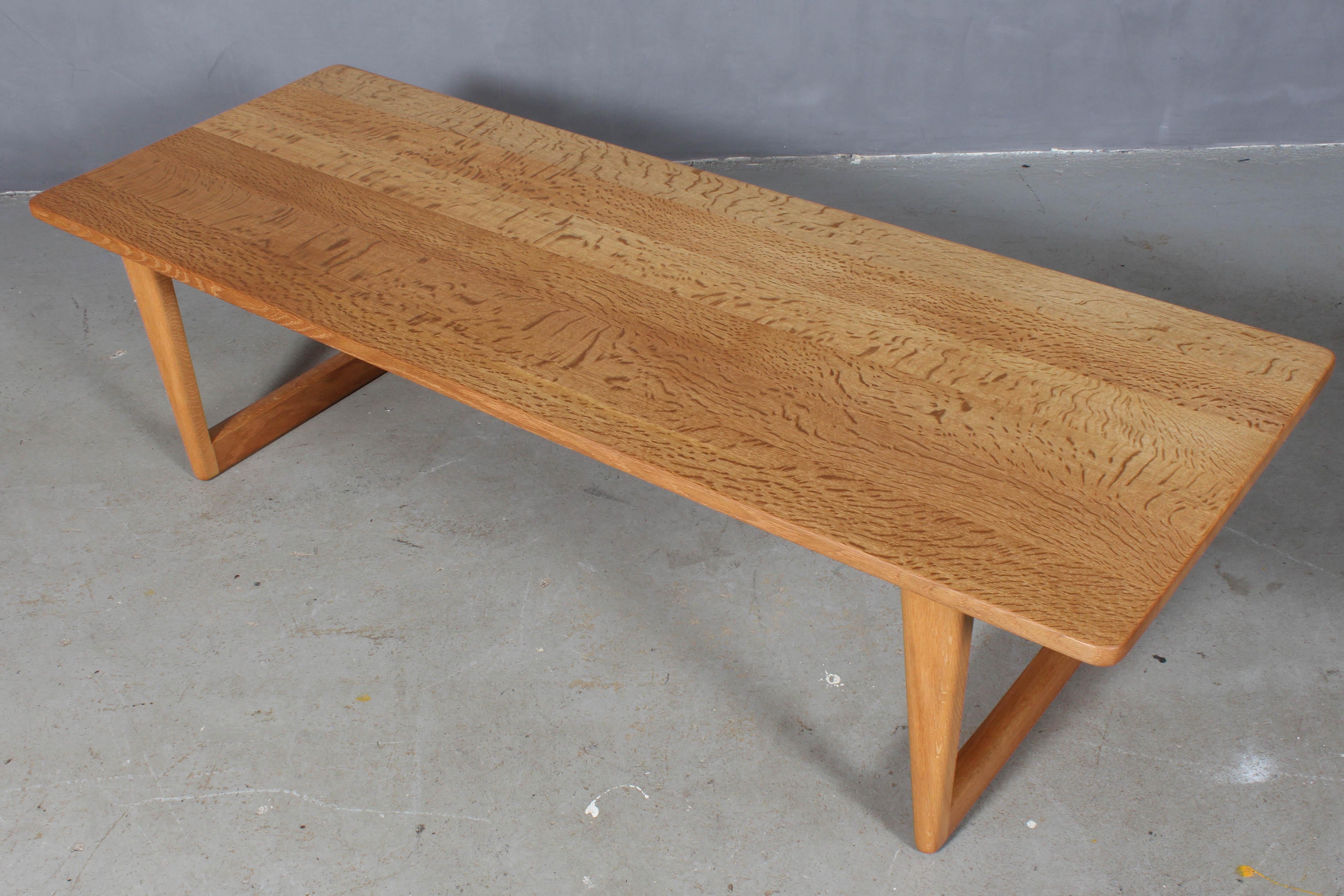Børge Mogensen coffee table in solid oak.

Model 5261, made by Fredericia Furniture.