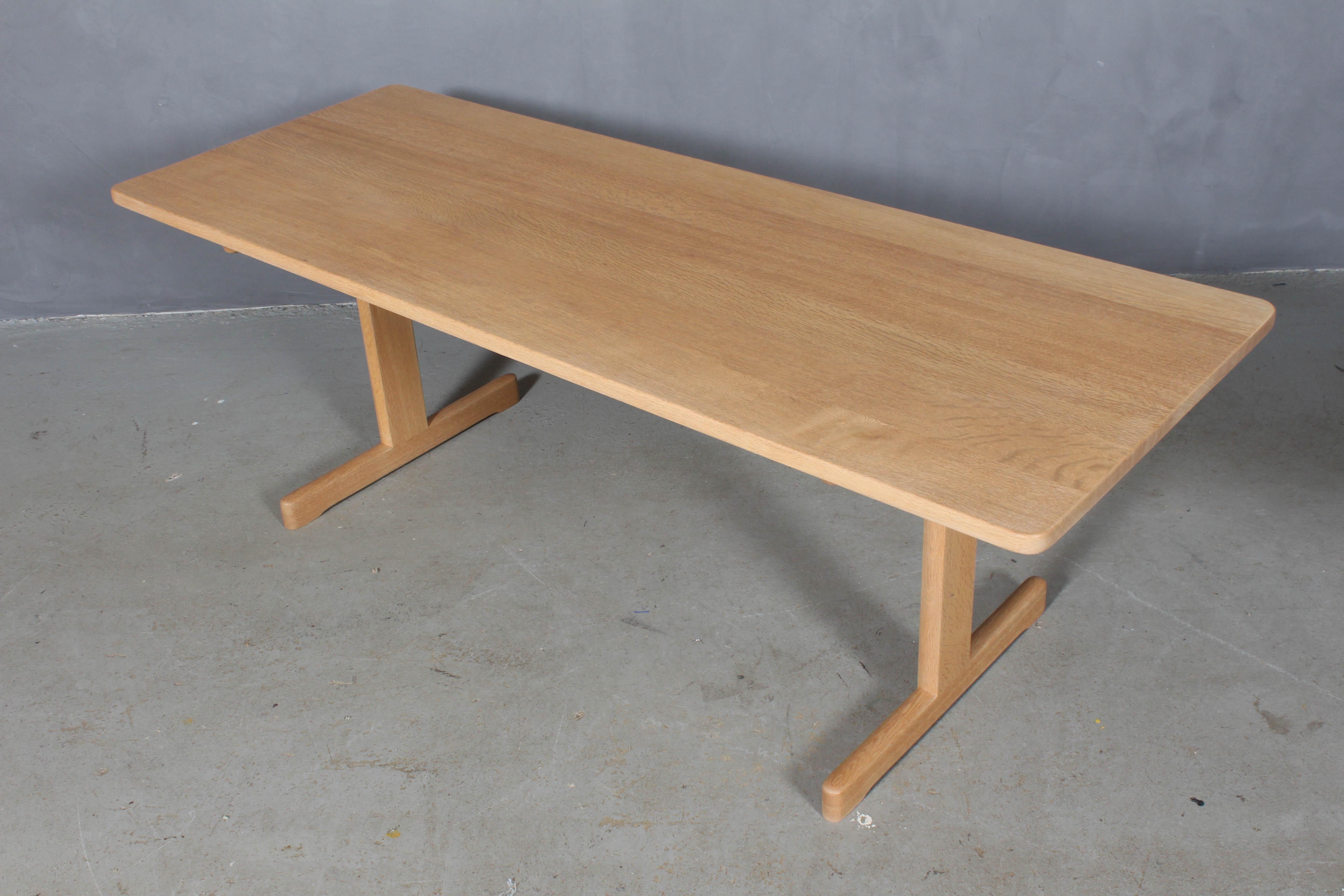Børge Mogensen coffee table in solid oak.

Model 5269, made by Fredericia Furniture.