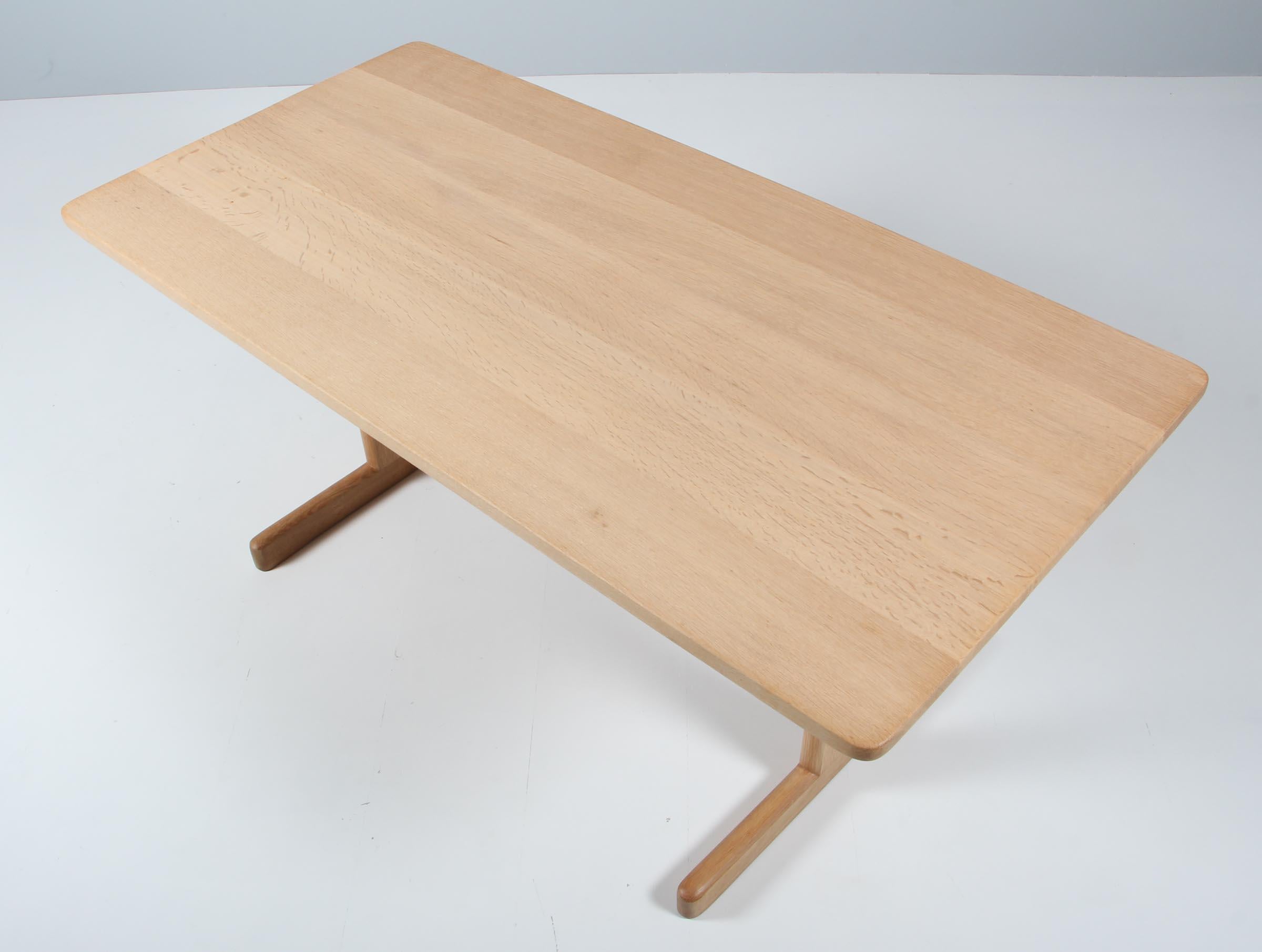 Børge Mogensen coffee table in solid oak.

Model 5267, made by Fredericia Furniture.