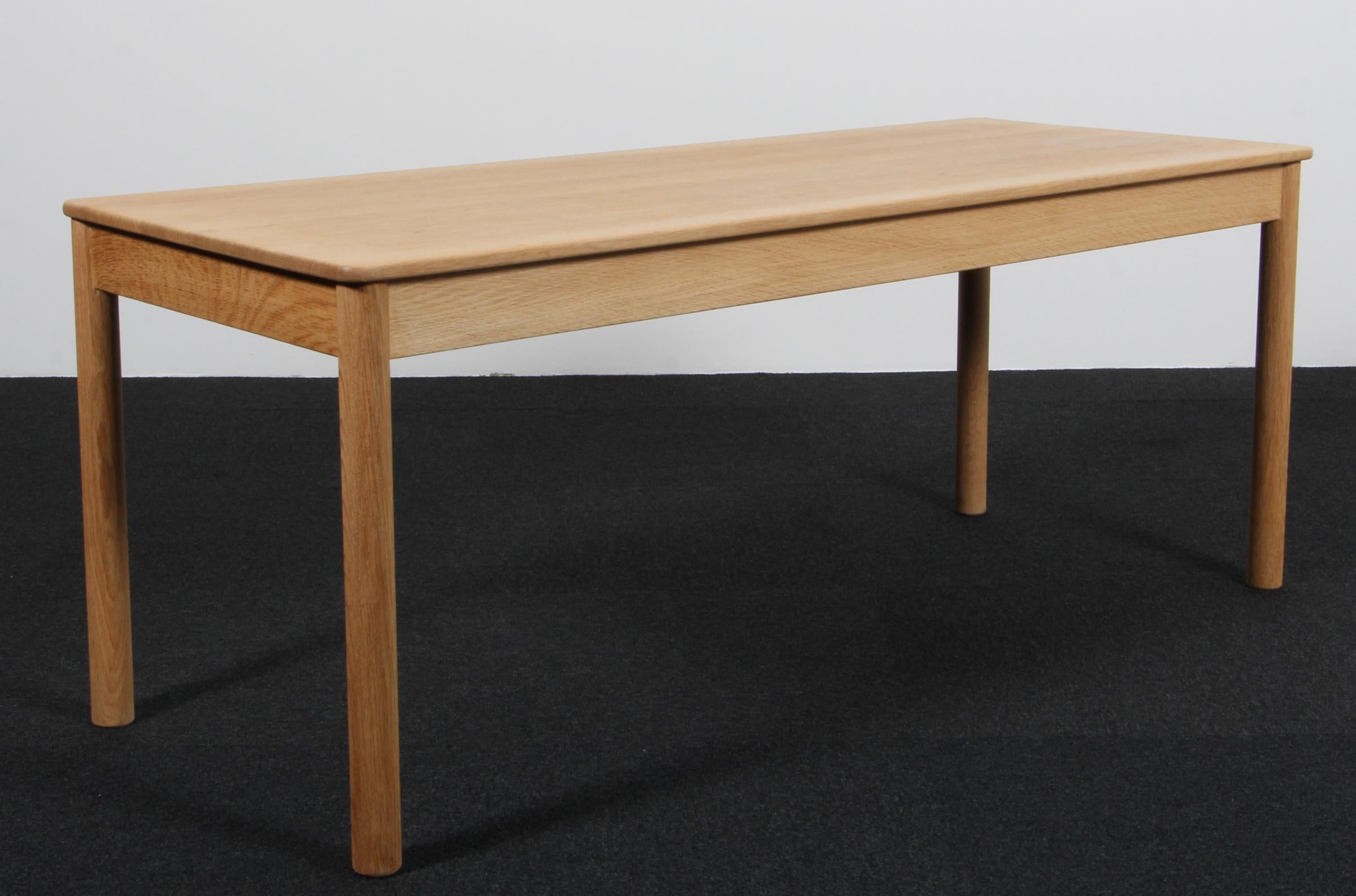Børge Mogensen coffee table in solid soap treated oak.

Model 5353, made by Fredericia Furniture.