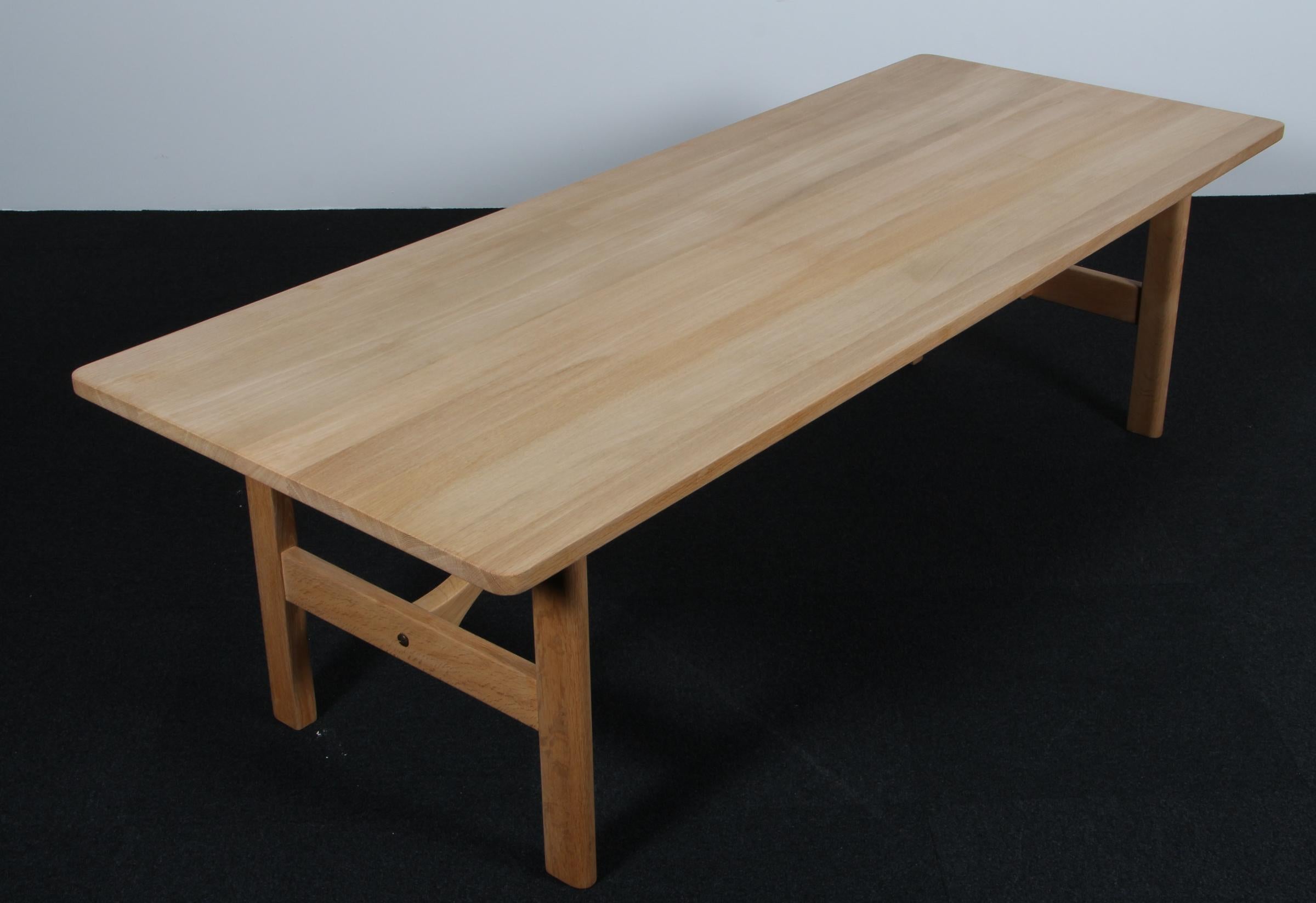 Table basse Børge Mogensen en chêne massif traité au savon.

Modèle 268, fabriqué par Fredericia Furniture.