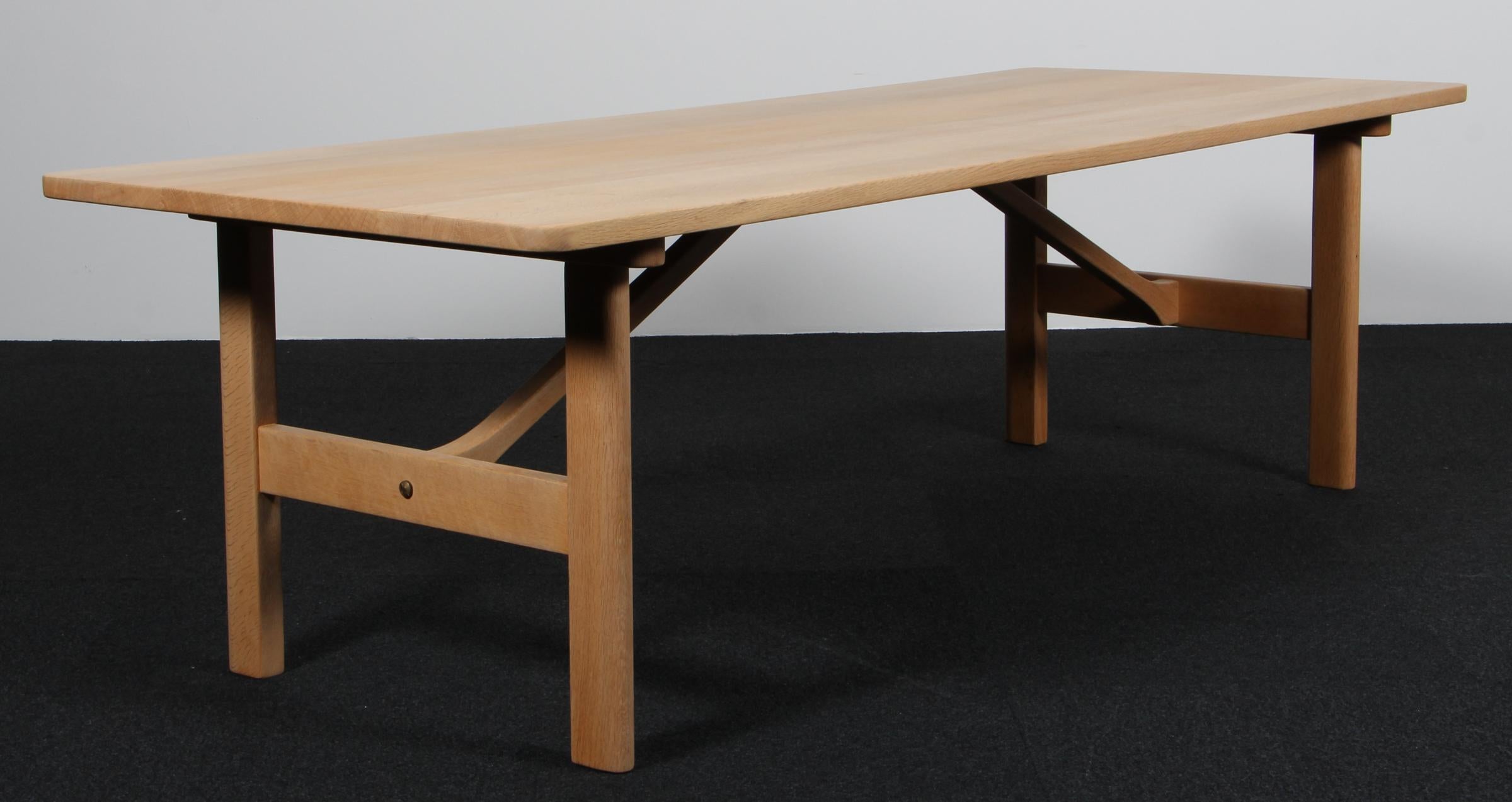 Table basse Børge Mogensen en chêne massif traité au savon.

Modèle 268, fabriqué par Fredericia Furniture.