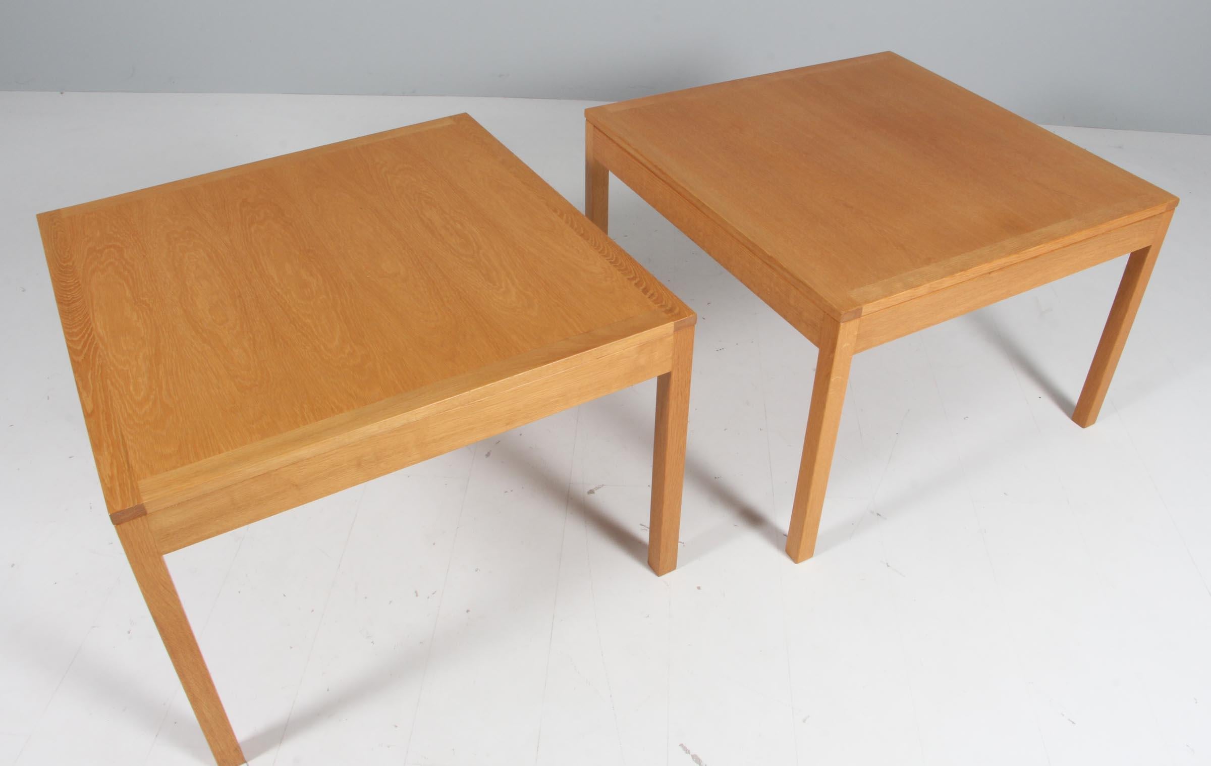 Tables basses Børge Mogensen en chêne laqué

Modèle 5363, fabriqué par Fredericia Furniture.