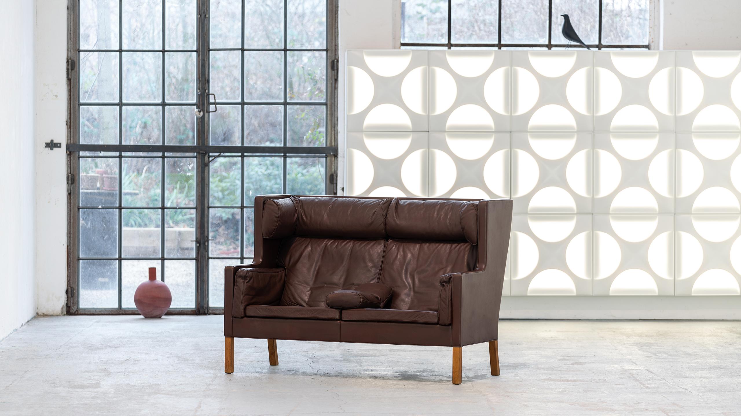 Das Couch-Sofa „Haube Sofa“, entworfen 1971 für Fredericia, Dänemark

Brge Mogensen entwarf das luxuriöse Coup Sofa mit der unverwechselbaren hohen Rückenlehne von 106 cm, besonders für gemütliche, bequeme Abende am Kamin. Hier mit einem weiteren