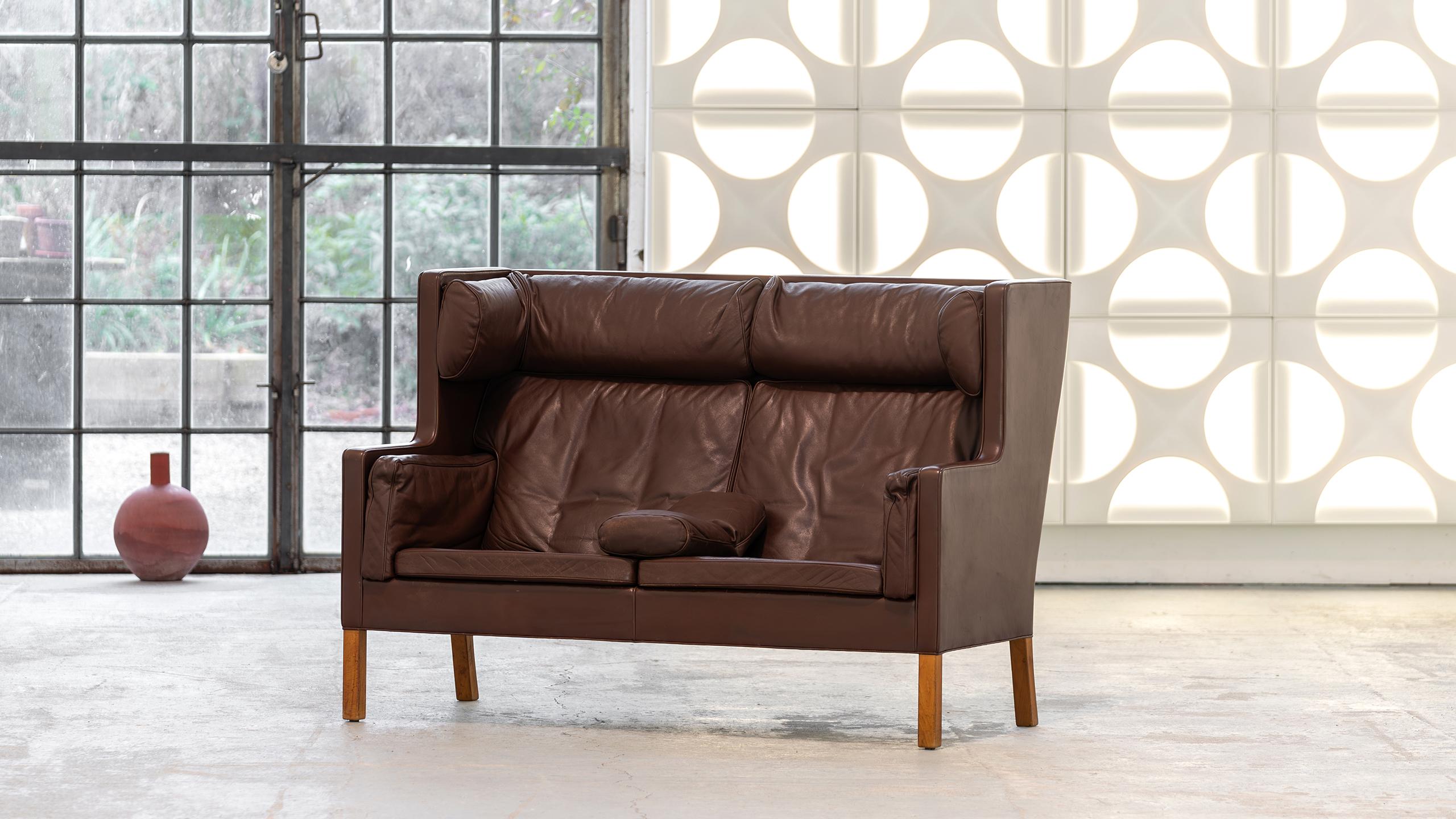 Børge Mogensen - coupé sofa, designed in 1971 for Fredericia, Denmark

Børge Mogensen designed the luxurious Coupé Sofa with the distinctive high 106 cm back, especially for cozy, comfortable evenings by the fireplace. Shown here with an additional