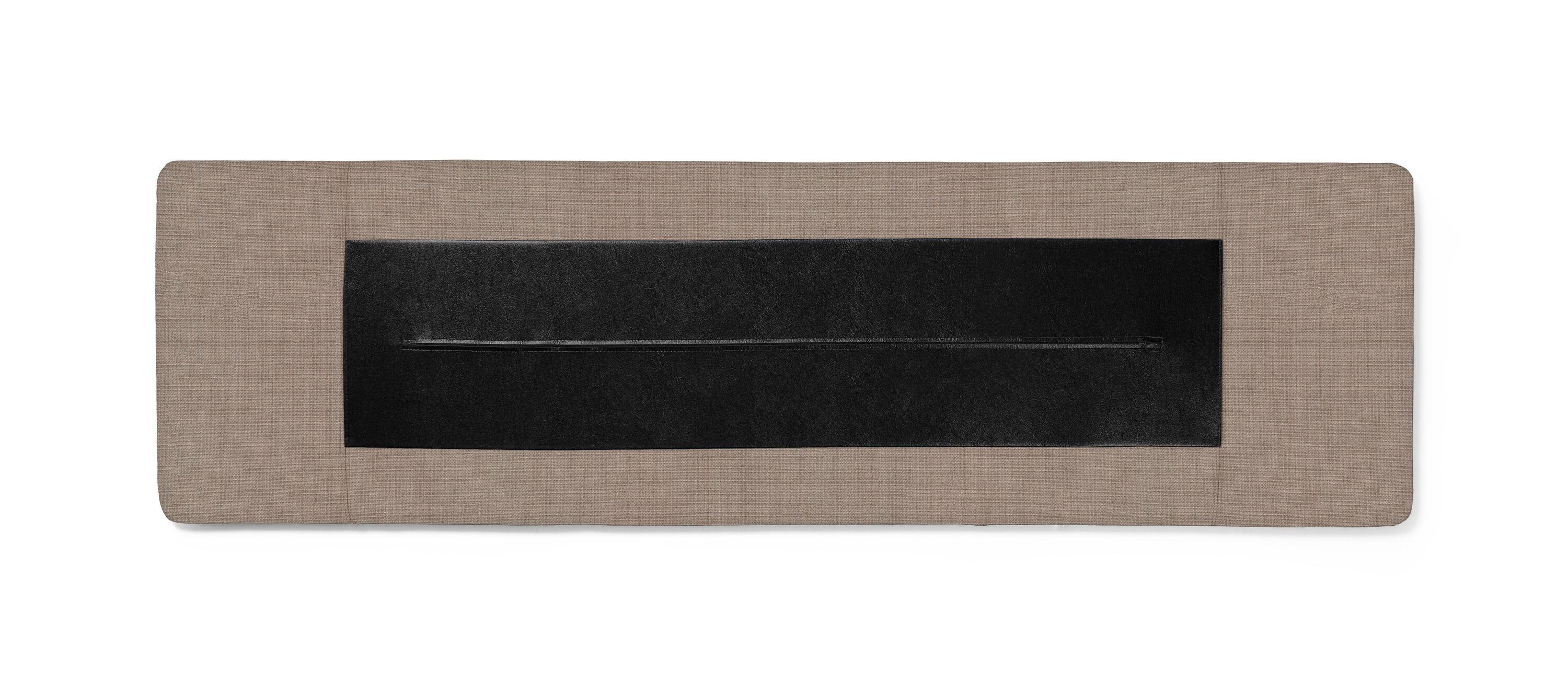 La serie Asserbo de Børge Mogensen consta de una mesa y un banco de eucalipto macizo aceitado oscuro, y la serie desprende un diseño riguroso y estilísticamente coherente. Las formas redondeadas y los tornillos visibles de latón cepillado confieren