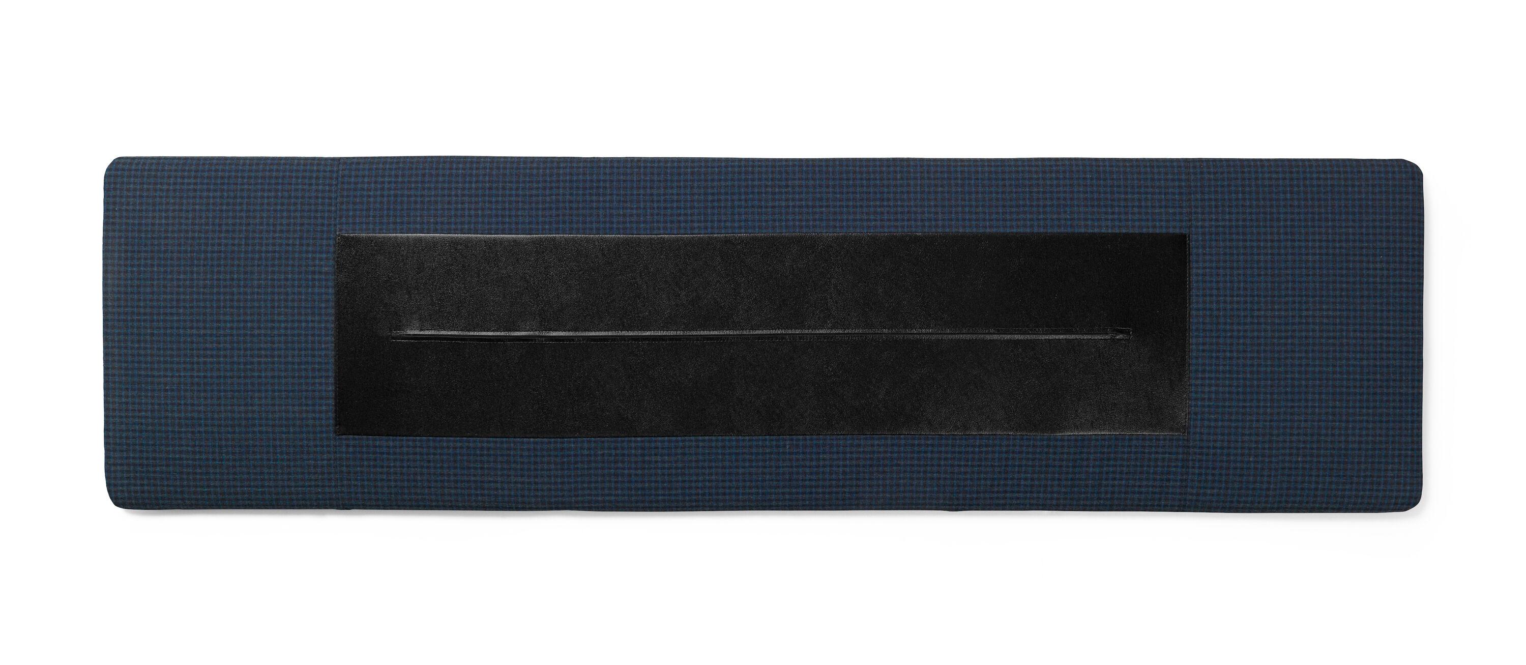 La serie Asserbo de Børge Mogensen consta de una mesa y un banco de eucalipto macizo aceitado oscuro, y la serie desprende un diseño riguroso y estilísticamente coherente. Las formas redondeadas y los tornillos visibles de latón cepillado confieren