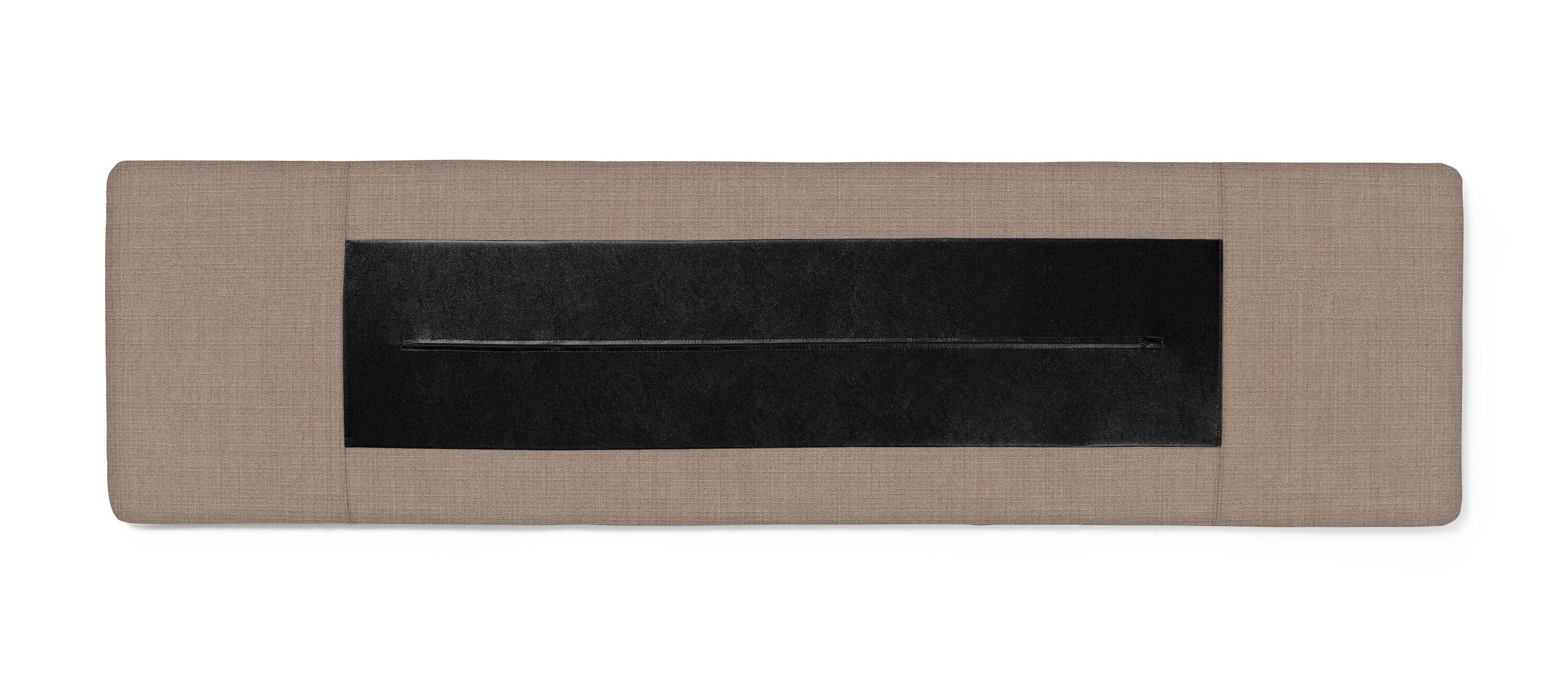 La série Asserbo de Børge Mogensen comprend une table et un banc en eucalyptus massif huilé foncé, et la série dégage un design rigoureux et stylistiquement cohérent. Les formes arrondies et les vis apparentes du laiton brossé confèrent à la série