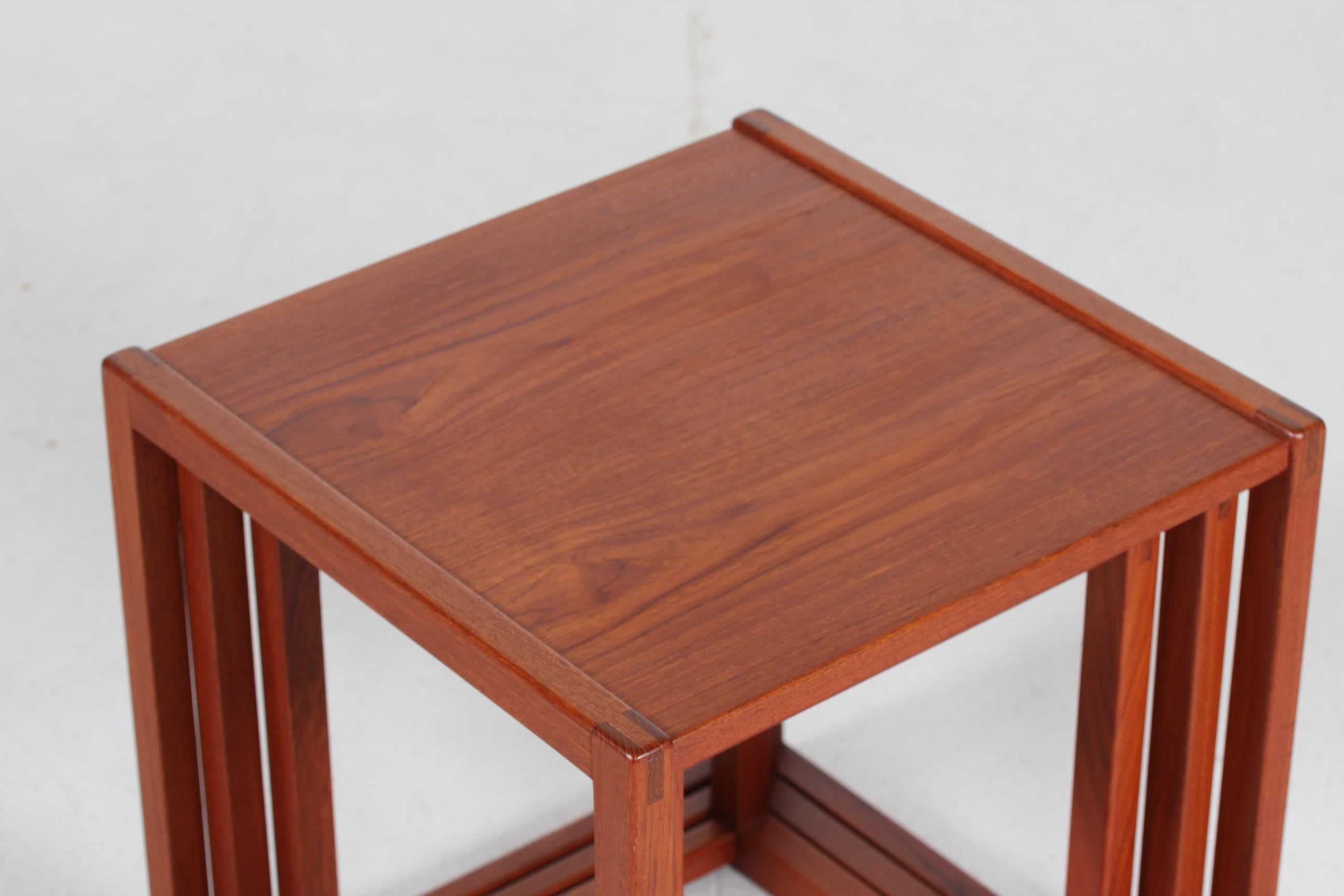 Danish vintage Børge Mogensen cubic nesting tables model 375.
The three tables are made of solid teak with visible joints and are separated by lifting them apart.

The nesting tables are made by Fredericia Stolefabrik and remains in a very good