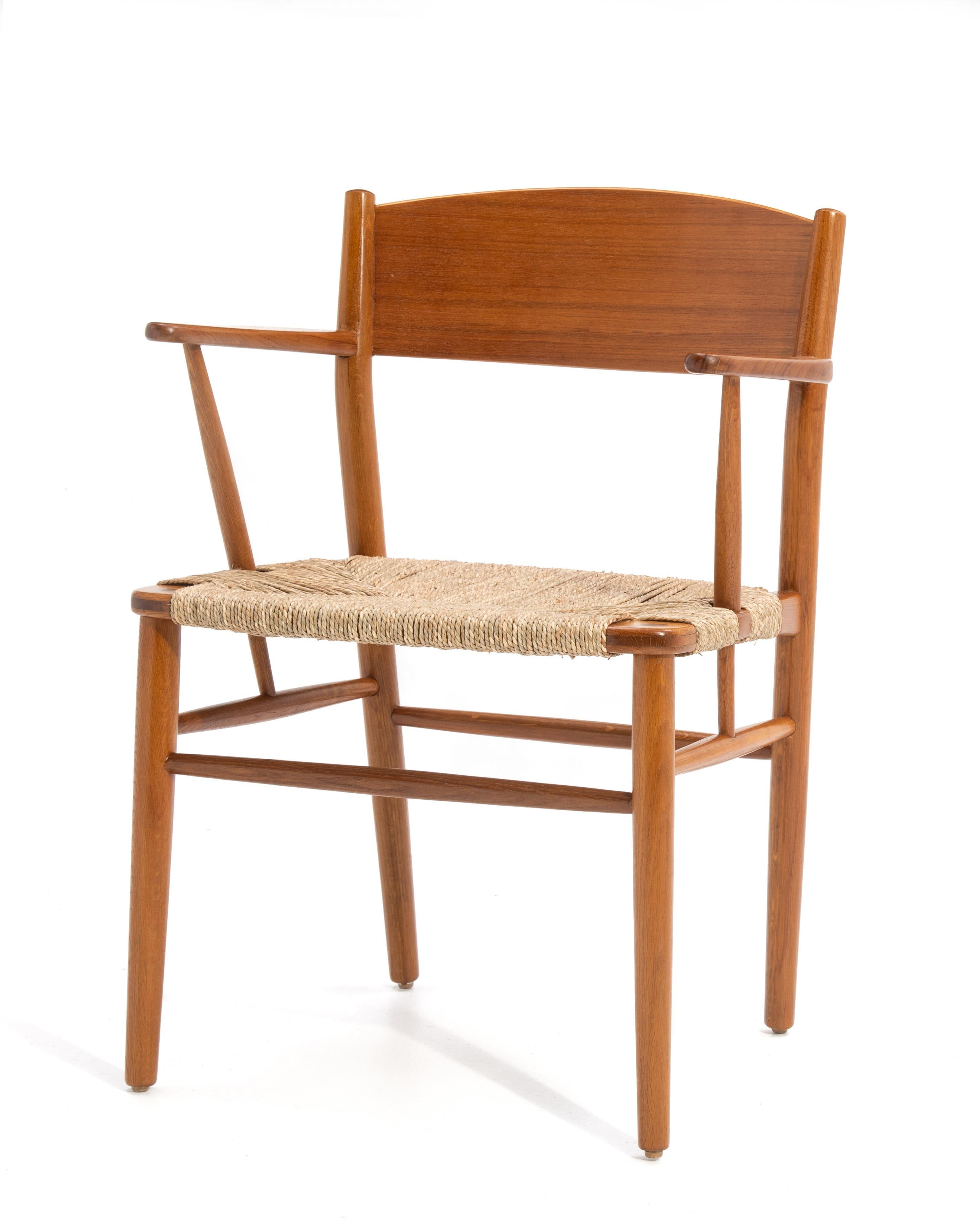 Fauteuil du milieu du siècle joliment restauré, fabriqué par Søborg Møbler au Danemark et conçu par Børge Mogensen. Teck et chêne avec un nouveau siège en corde.