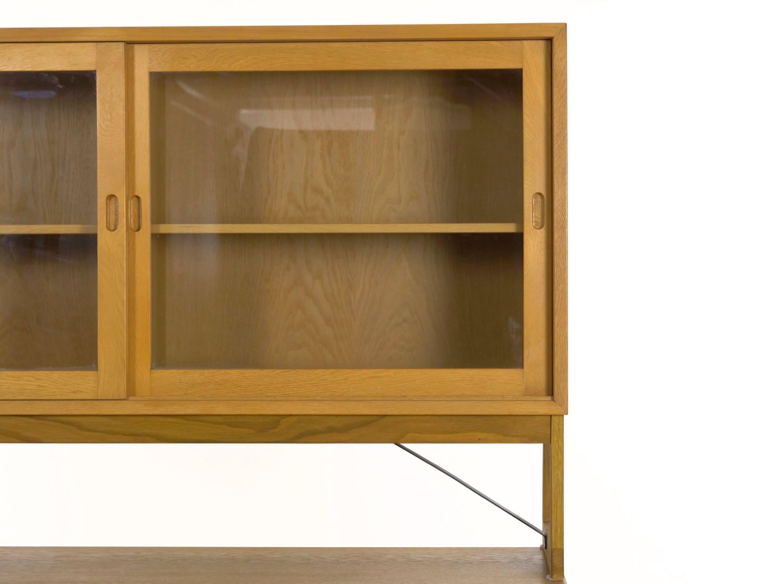 Suédois Børge Mogensen Danish Mid-Century Modern Oak Bookcase Cabinet Over Dresser (armoire à livres en chêne) en vente