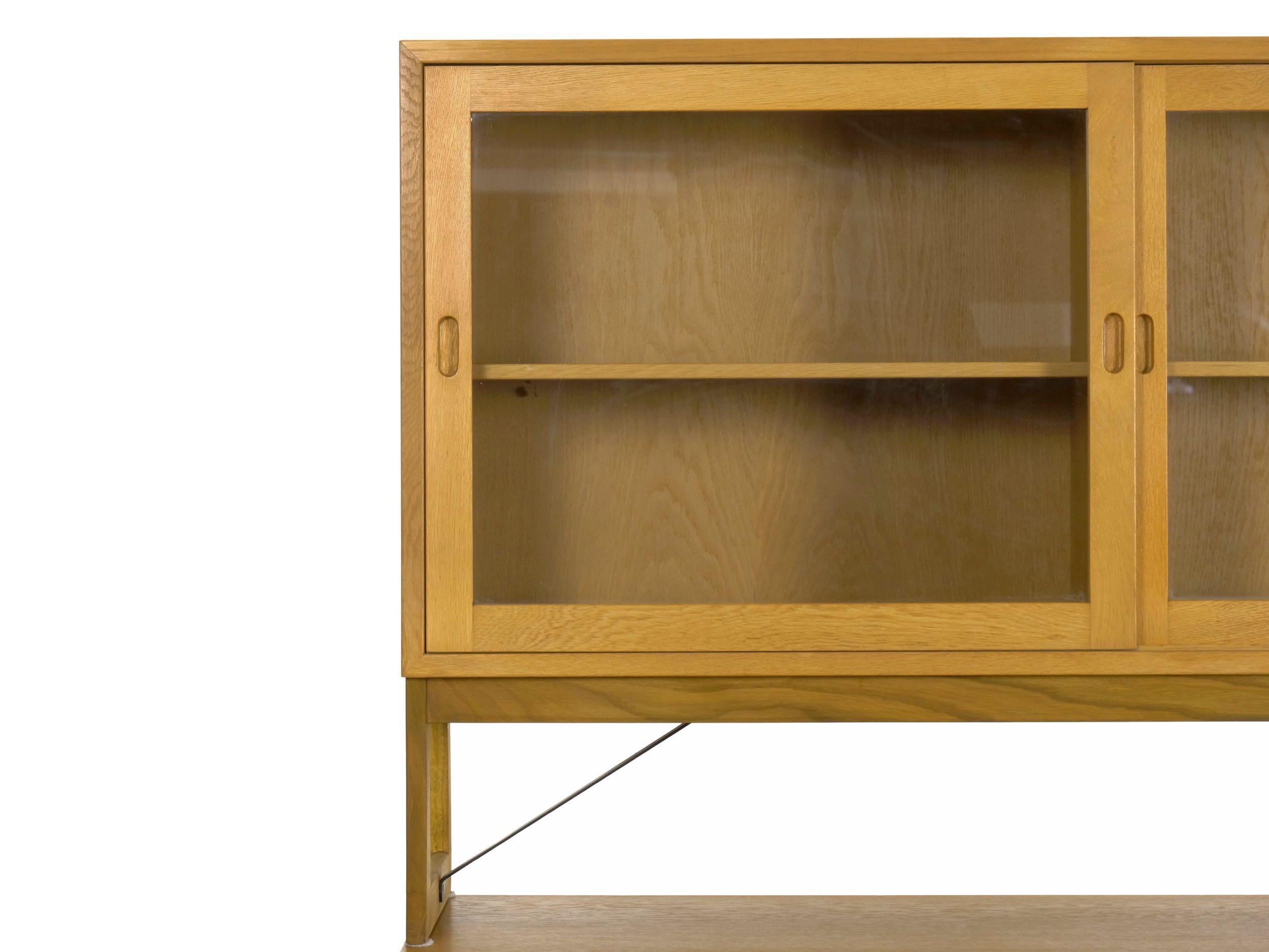 Børge Mogensen Danish Mid-Century Modern Oak Bookcase Cabinet Over Dresser In Good Condition For Sale In Shippensburg, PA