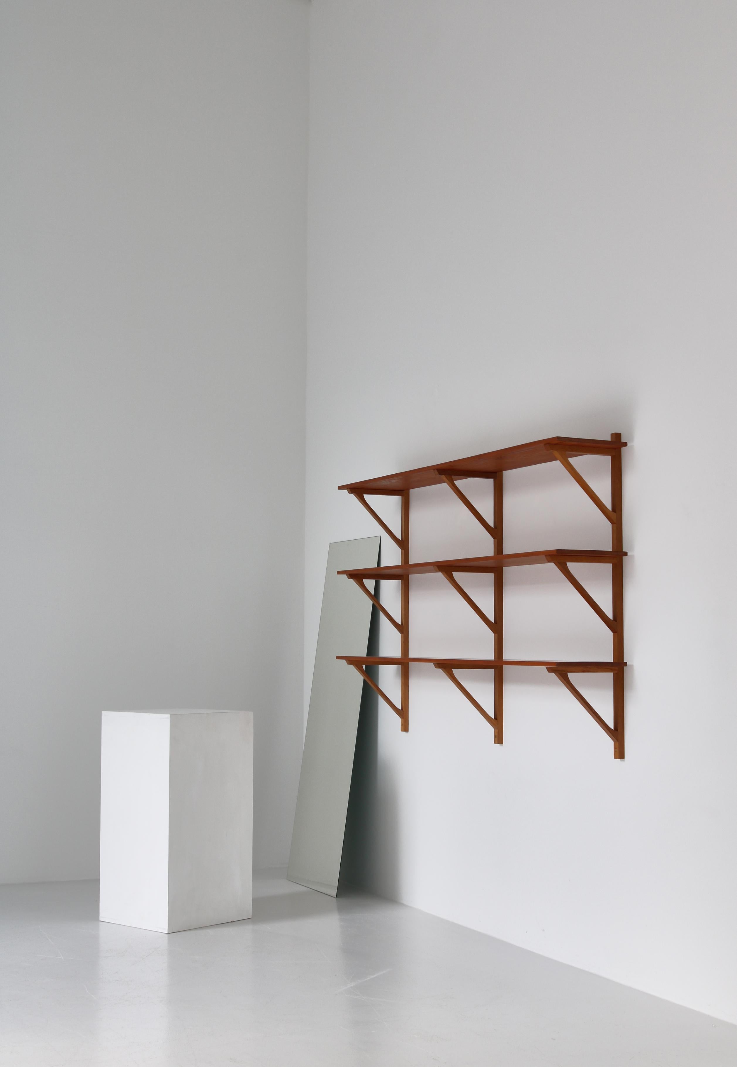 Rare large wall shelving system in oak and pinewood designed by Børge Mogensen in 1956. This early edition was made at cabinetmaker Erhard Rasmussen before the production was taken over by Fredericia Stolefabrik.

The shelves are made of solid