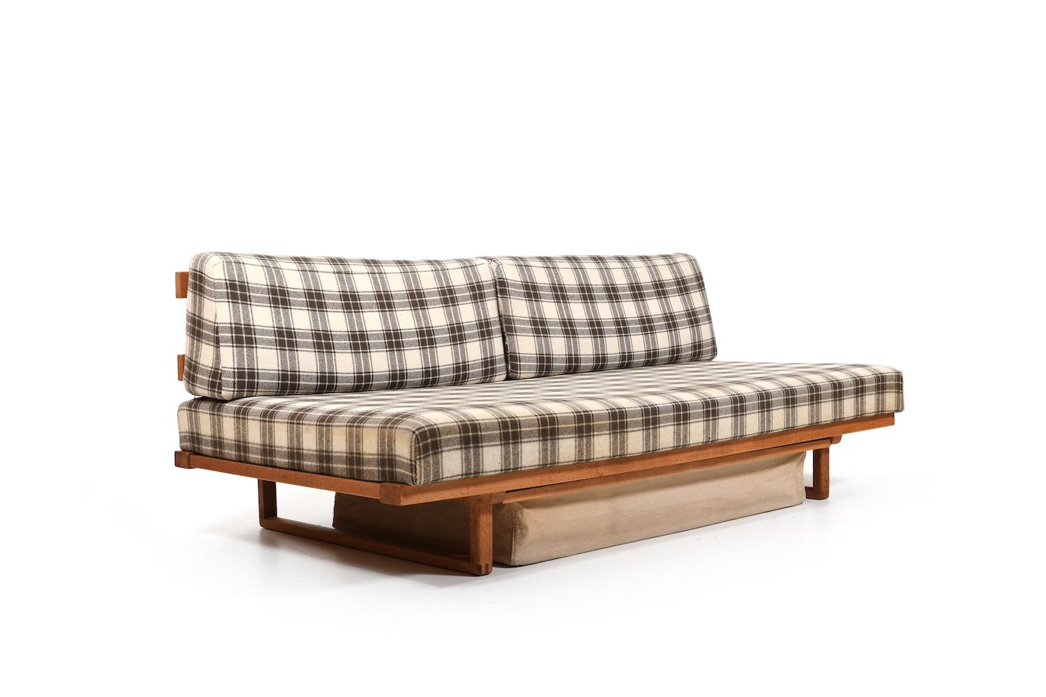 Daybed, model 4312 by Børge Mogensen for Fredericia Stolefabrik. Made in solid oak. Original cushion and upholstery. Undeneath with rarely offered and original  bed box in oak and limen fabric. Designed 1958. Produced 1960s. If you are interested,