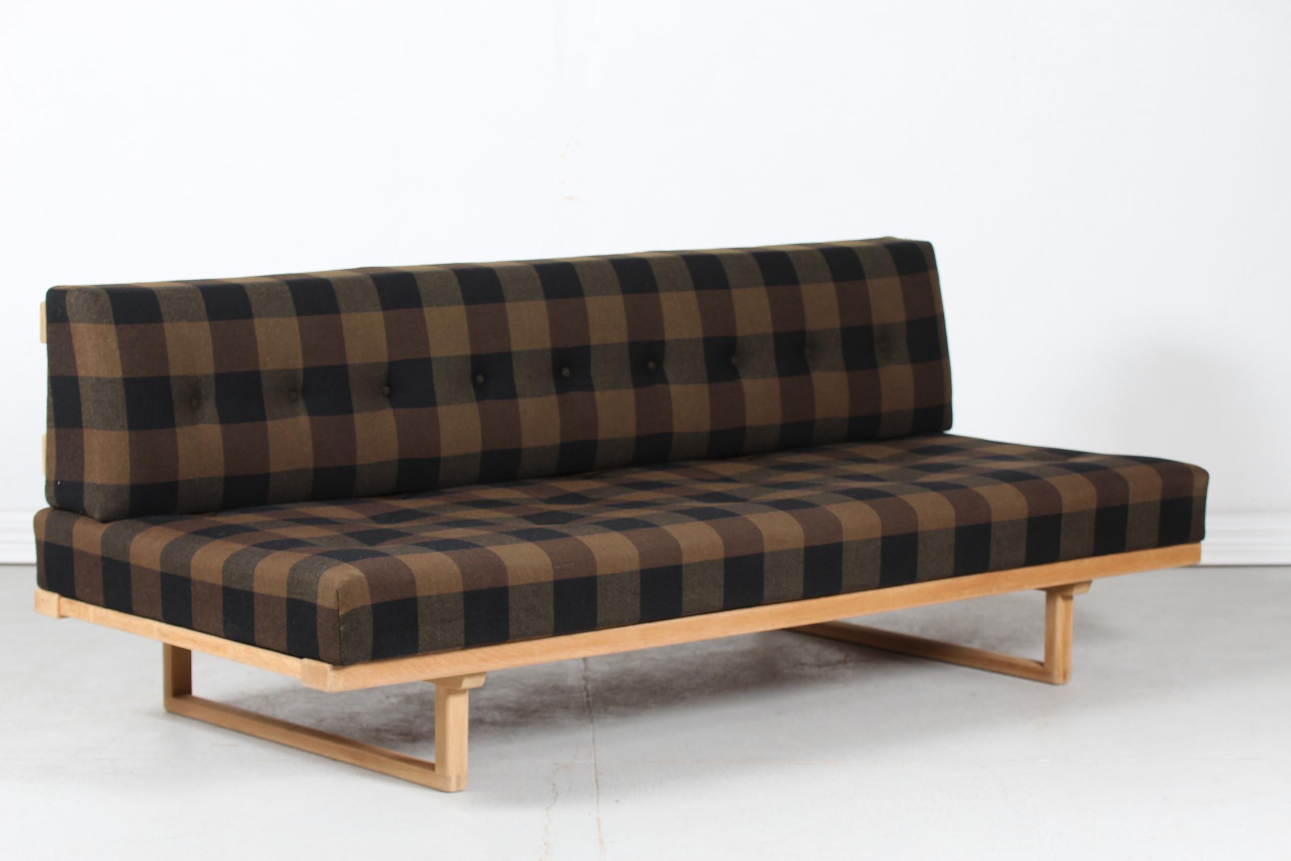 Danish vintage Børge Mogensen (1914-1971) daybed model no. 4312.
All loose cushions are upholstered with the original brown checkered wool. 
The frame and legs are made of solid oak with soap treatment and the slats are made of ash.

The daybed