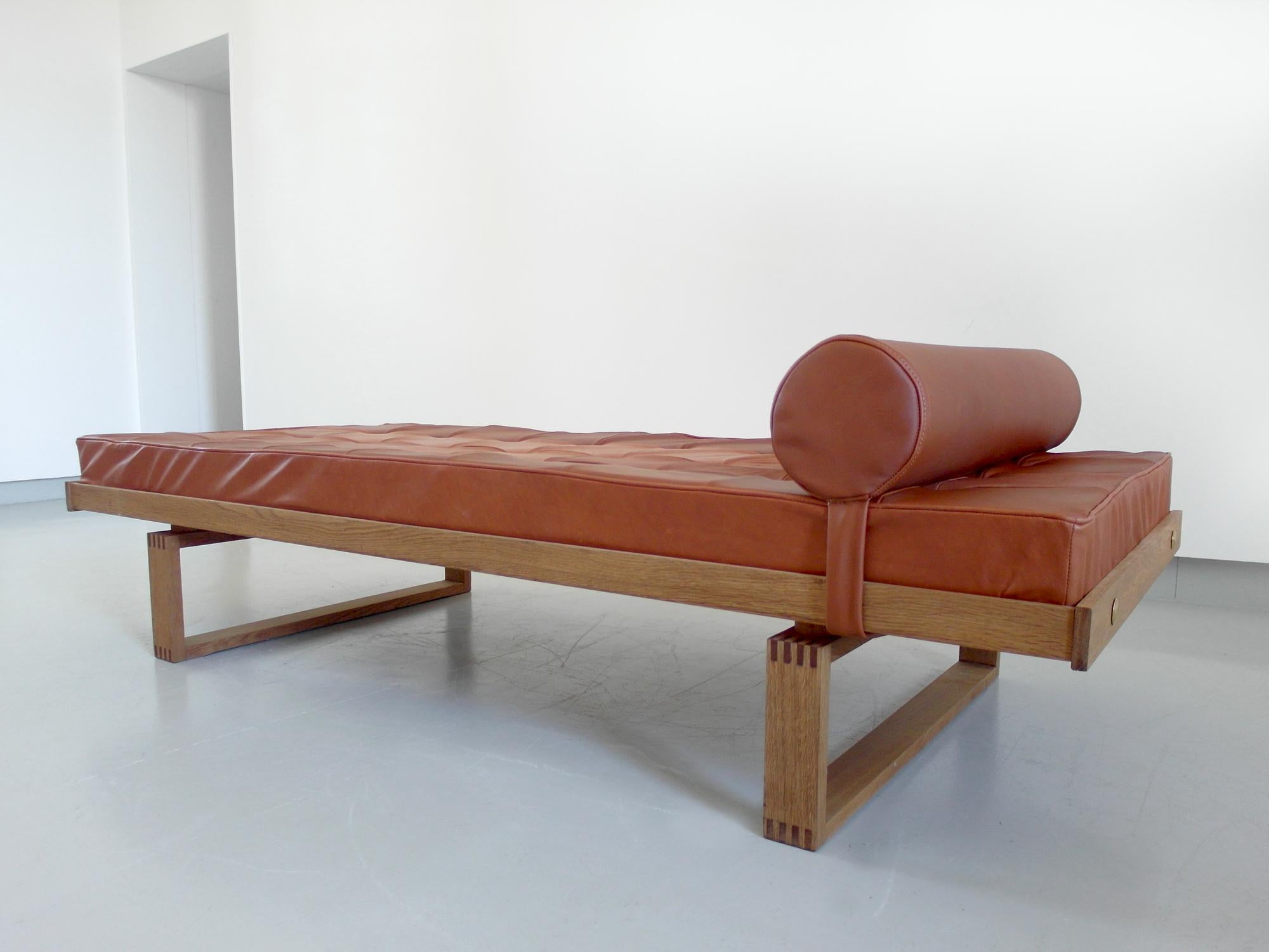 Stunning daybed in oak designed by Børge Mogensen manufactured by Danish manufacturer Fredericia Stolefabrik, Denmark, circa 1965. This daybed is executed in solid oakwood with beautiful wood joints and a slatted oakwood frame. Beautifully shaped