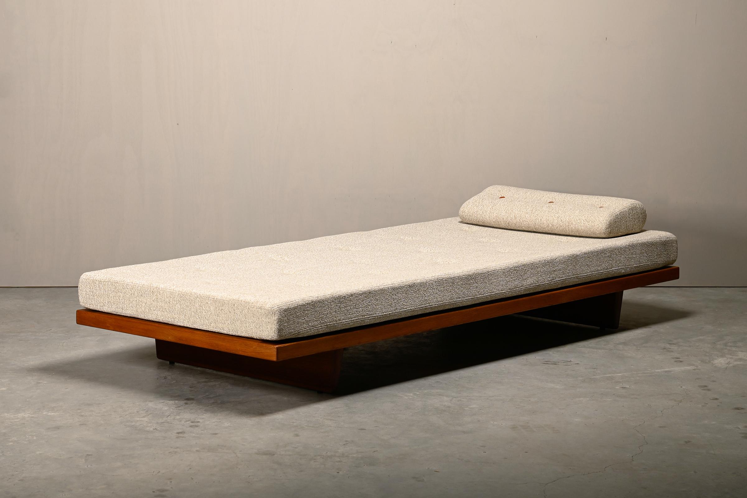Scandinavian Modern Børge Mogensen daybed in oak and natural mixed fabric for Fredericia Stolefabrik