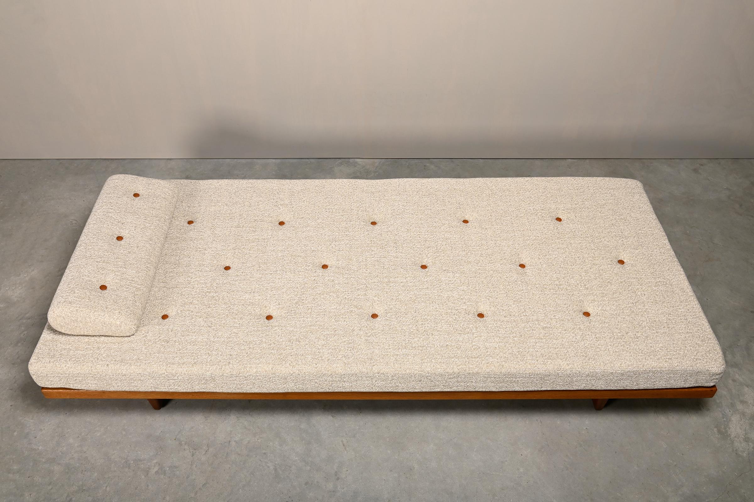Børge Mogensen daybed in oak and natural mixed fabric for Fredericia Stolefabrik 1