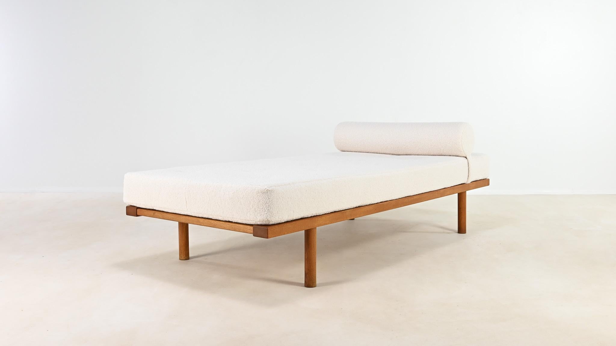 A fine example of Danish modernist design, the Model 190 daybed incorporates the core principles of Børge Mogensen: rational construction, respect for natural materials, comfort and functionality. Designed in the late 1950s and produced by