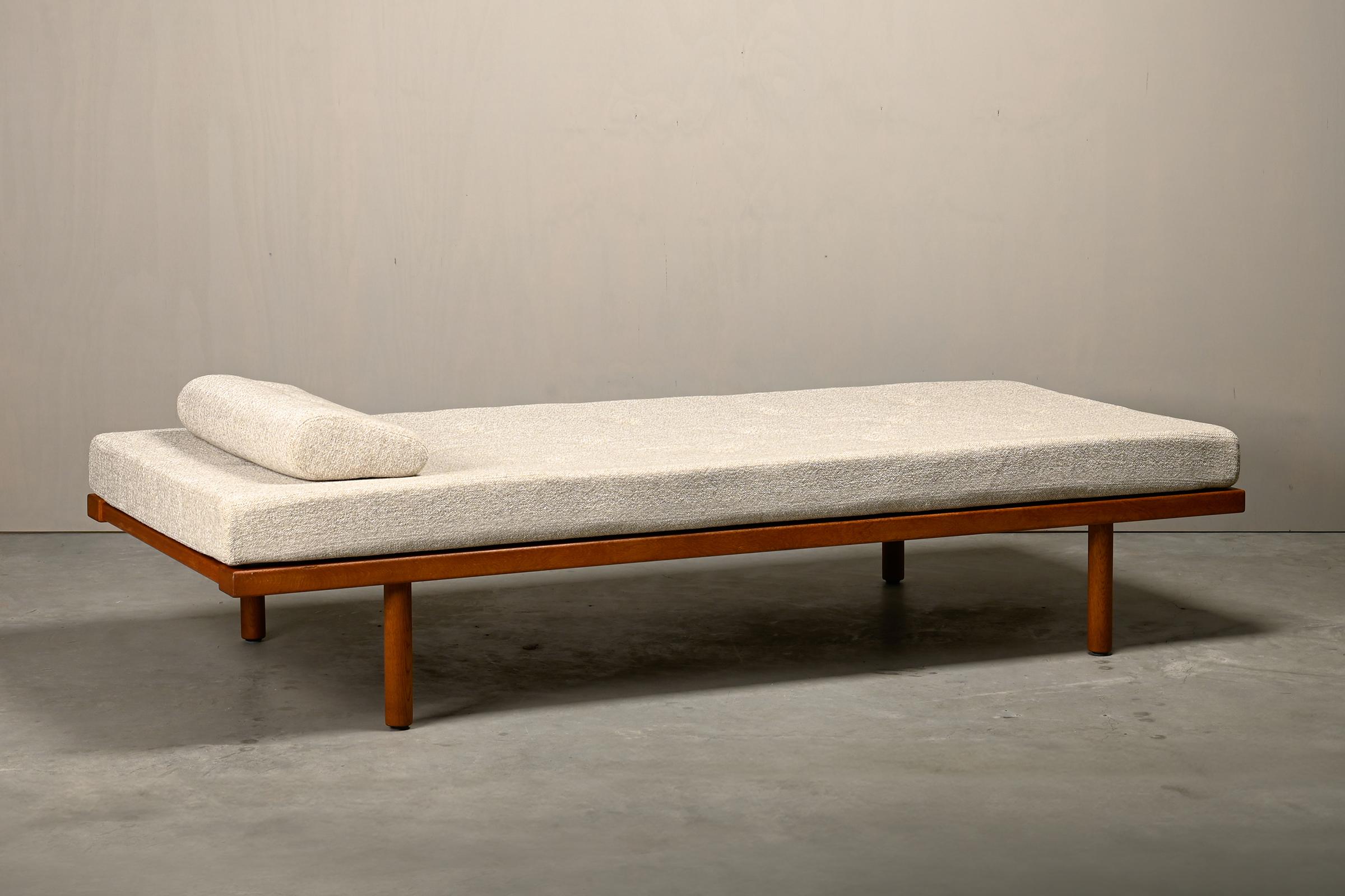 Scandinavian modern daybed, Model 190, designed by Børge Mogensen for Fredericia Stolefabrik, Denmark. Oak veneered frame with solid oak edges and tapered base. The frame is in very good vintage condition with some traces of use and refinished with