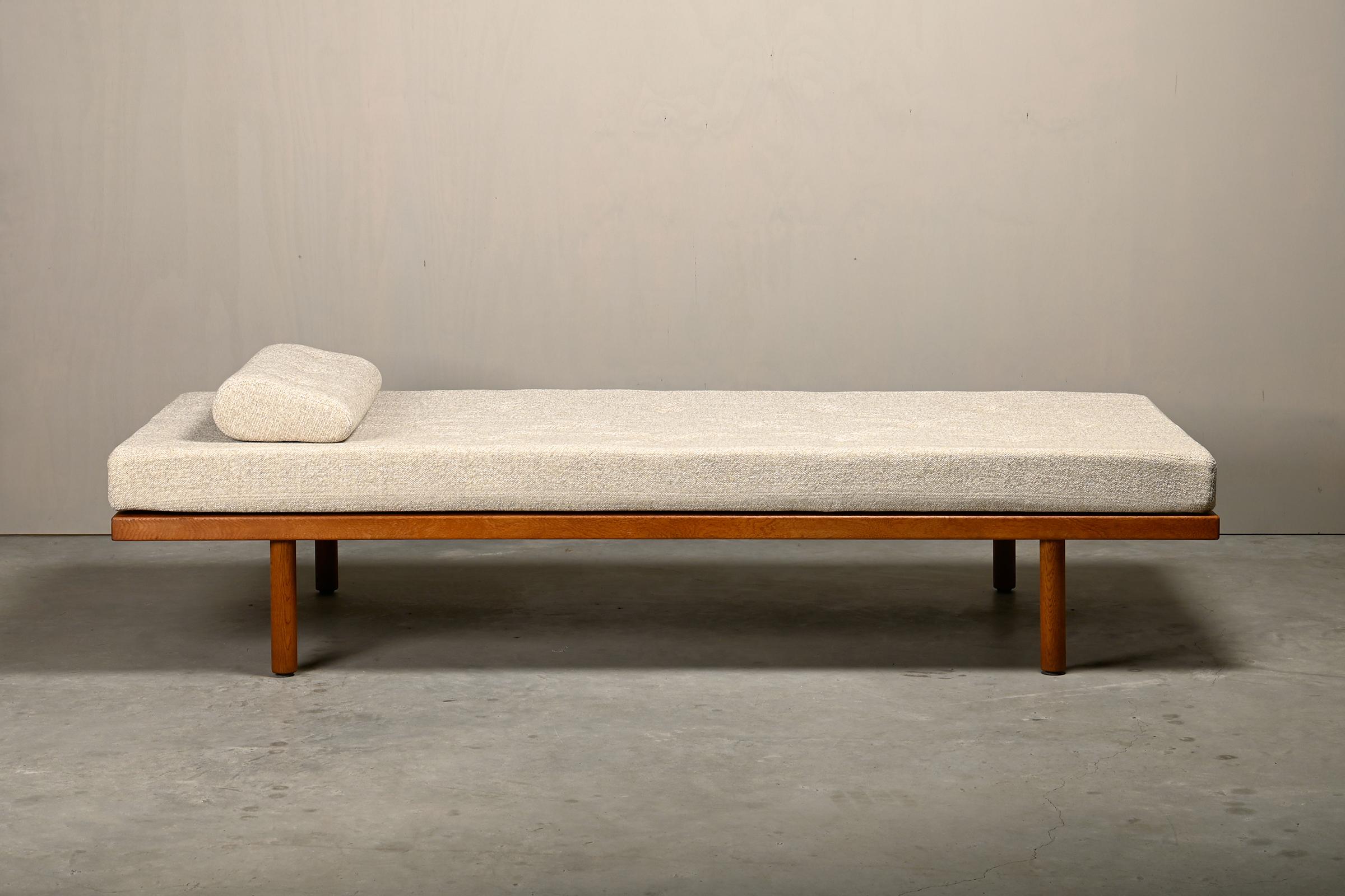 Scandinavian Modern Børge Mogensen daybed Model 190 oak and natural fabric, Fredericia Stolefabrik