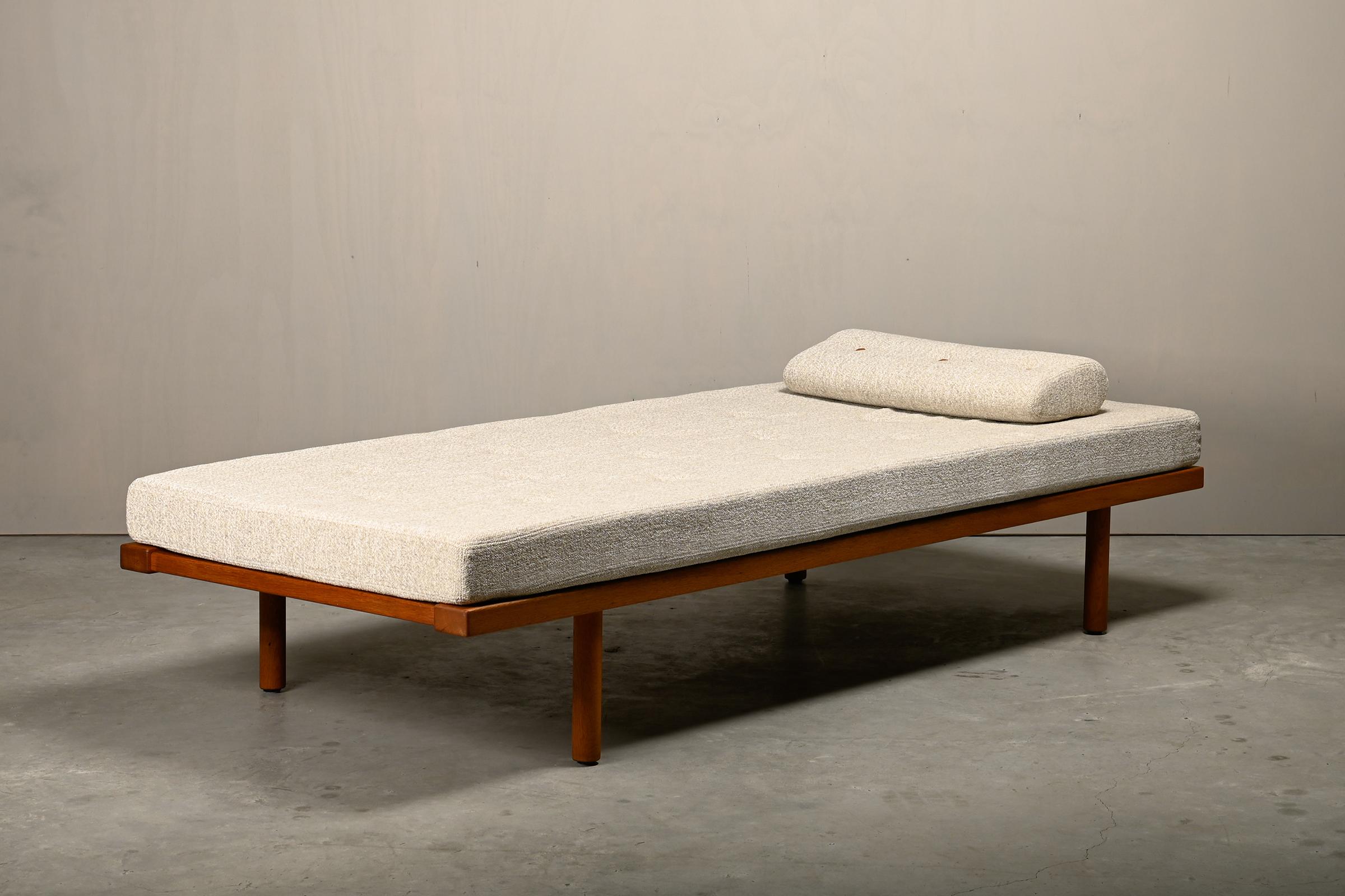 Mid-20th Century Børge Mogensen daybed Model 190 oak and natural fabric, Fredericia Stolefabrik