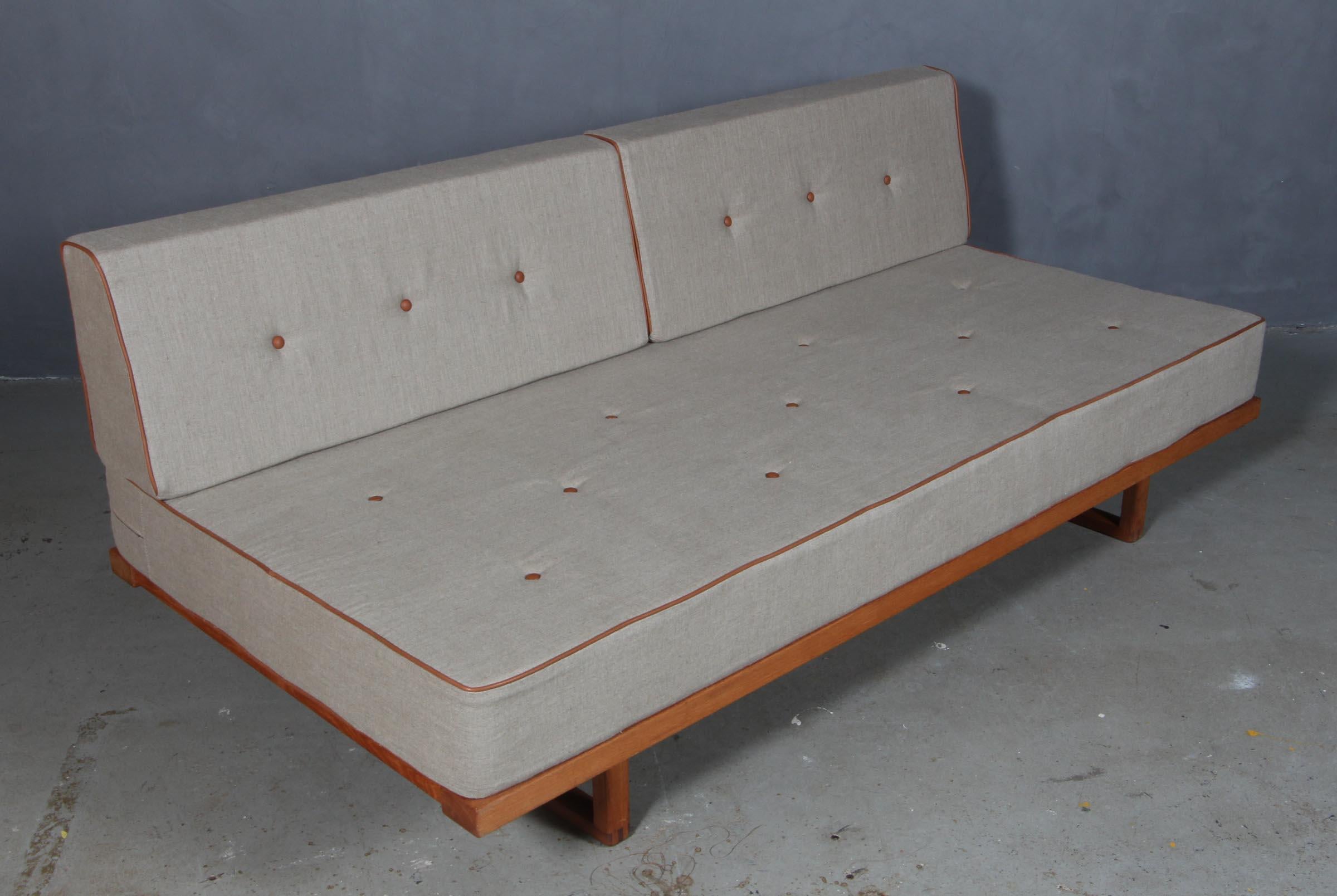 Børge Mogensen daybed / sofa with frame of oil treated oak.

New upholstered with canvas leather, leather piping and buttons.

Model 4311, made by Fredericia.