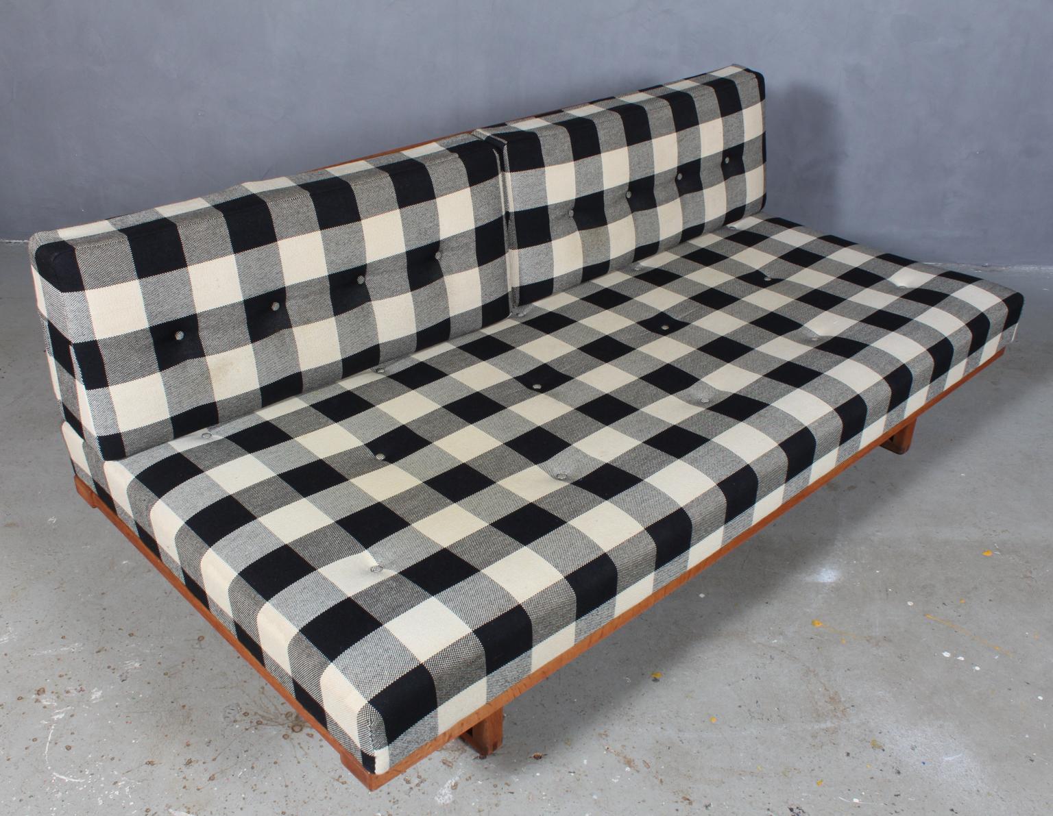 Børge Mogensen daybed, cushions original upholstered with Hallingdal wool with buttons.

Frame of oak.

Model 4312, made by Fredericia Furniture.
