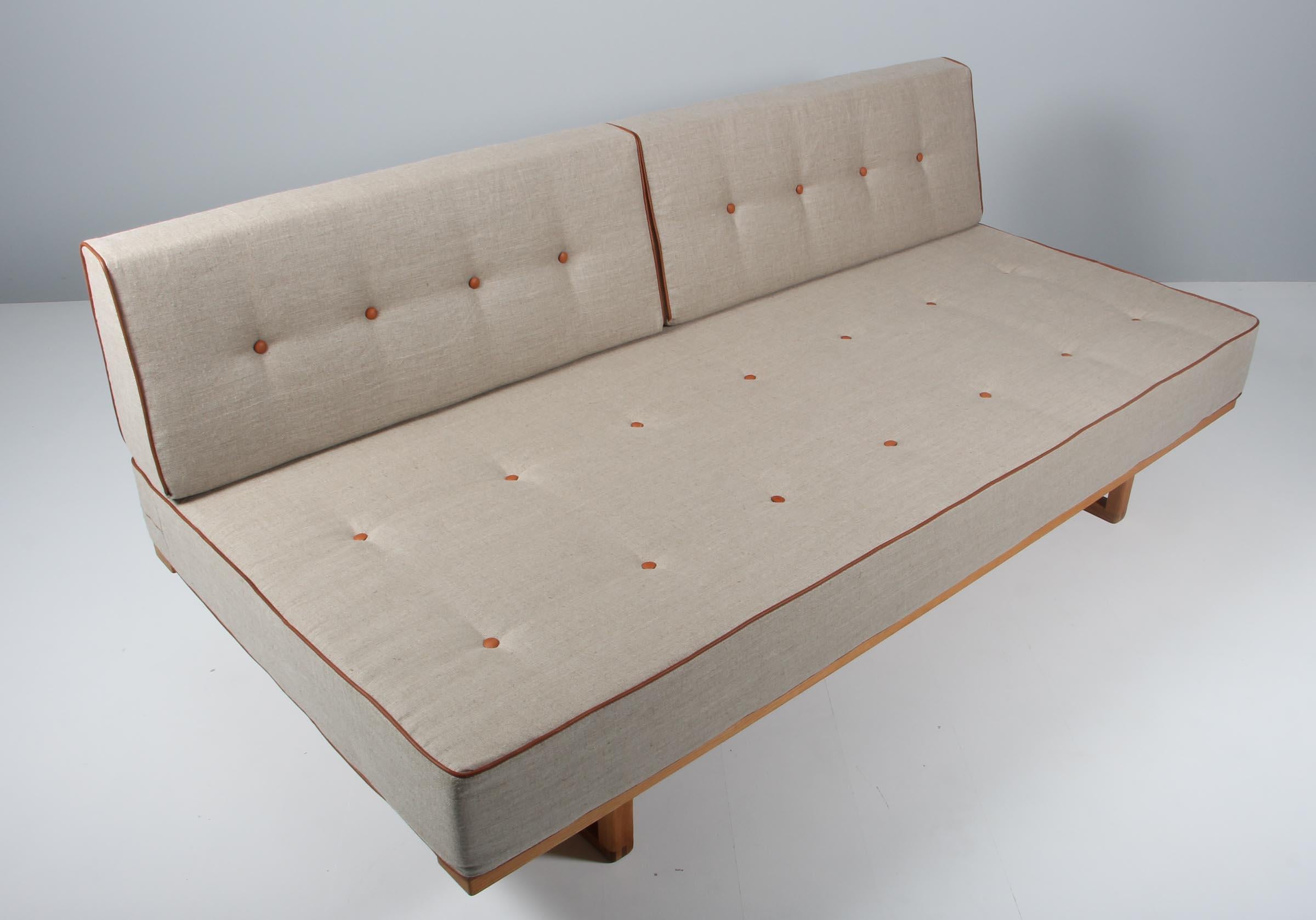 Børge Mogensen daybed / sofa with frame of oil treated oak.

New upholstered with canvas leather, leather piping and buttons.

Model 4316, made by Fredericia.