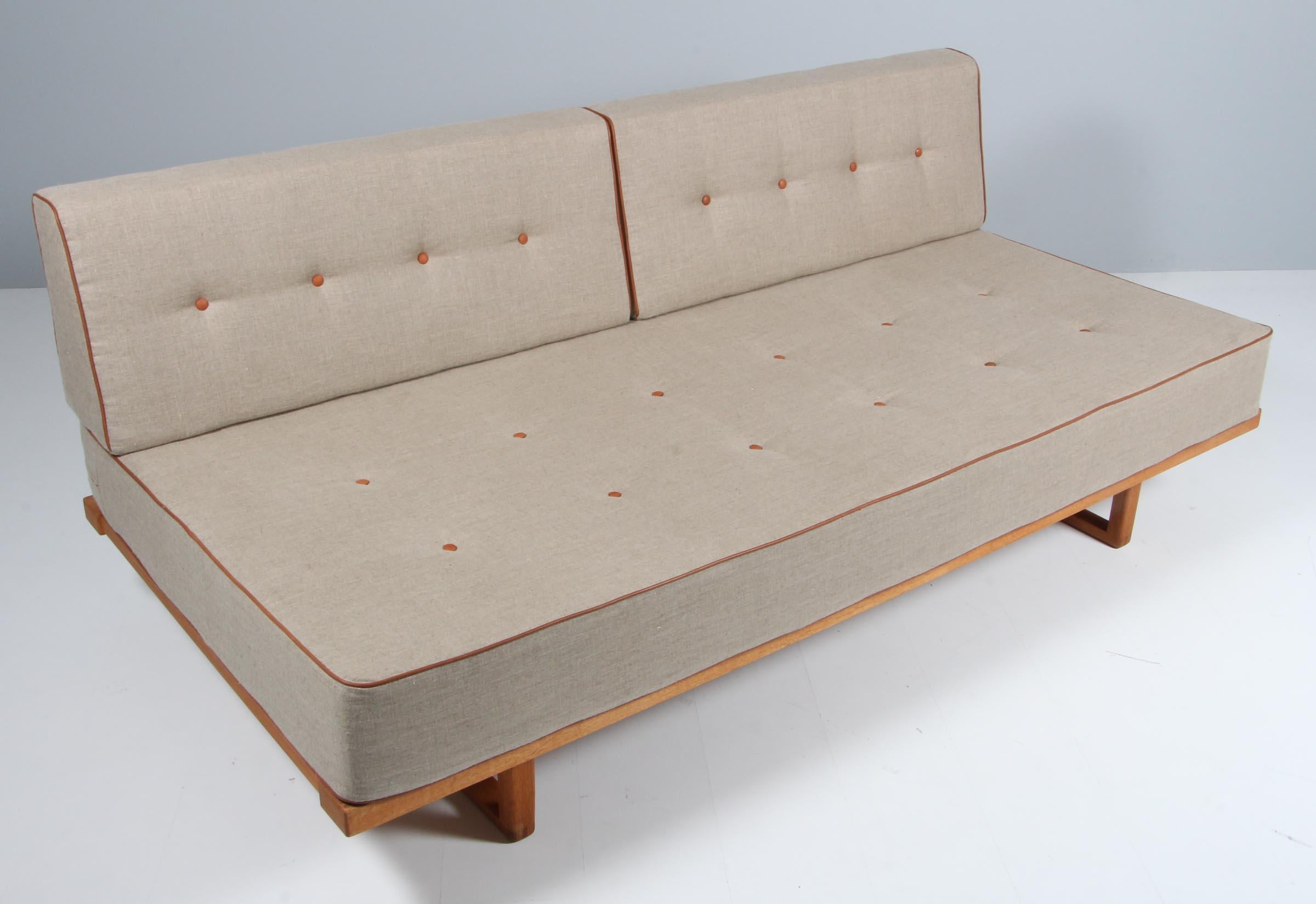 Børge Mogensen daybed / sofa with frame of oil treated oak.

New upholstered with canvas leather, leather piping and buttons.

Model 4316, made by Fredericia.