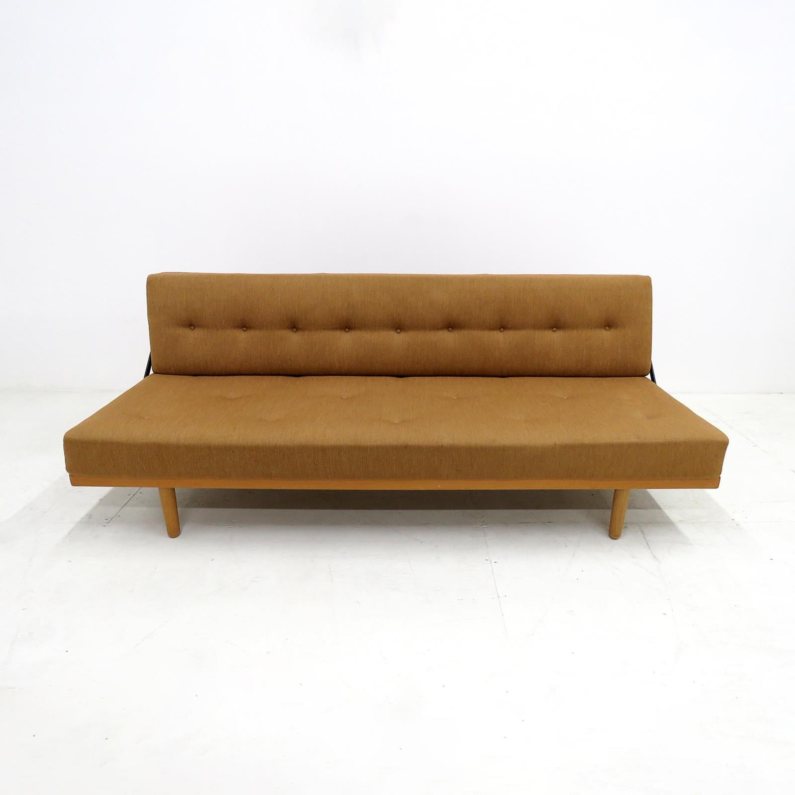 Stunning daybed model  no. 190, designed by Børge Mogensen in 1963 and produced by Frederica Stolefabrik, Denmark, solid oak frame platform with tapered legs and a vertical slatted back. The back is attached to the base with dowels across the