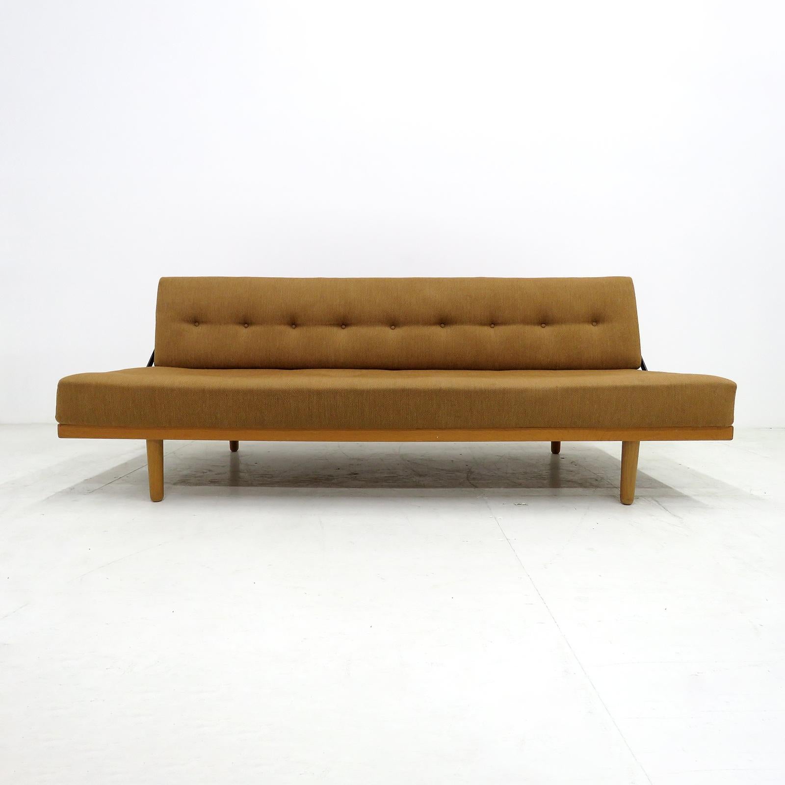 wonderful daybed model no. 190, designed by Børge Mogensen in 1963 and produced by Frederica Stolefabrik, Denmark, solid oak frame platform with tapered legs and a vertical slatted back. Le dossier est fixé à la base par des chevilles en travers de