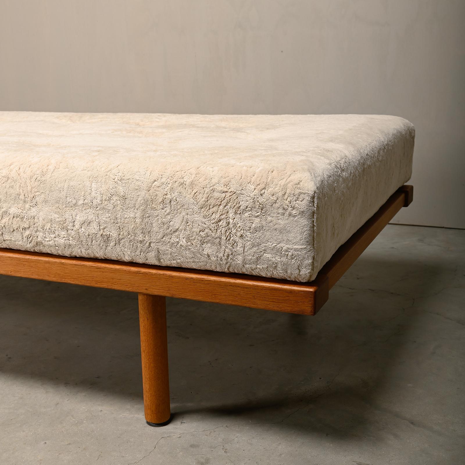 Børge Mogensen Daybed Oak and Almond colored fabric, Fredericia Stolefabrik 3