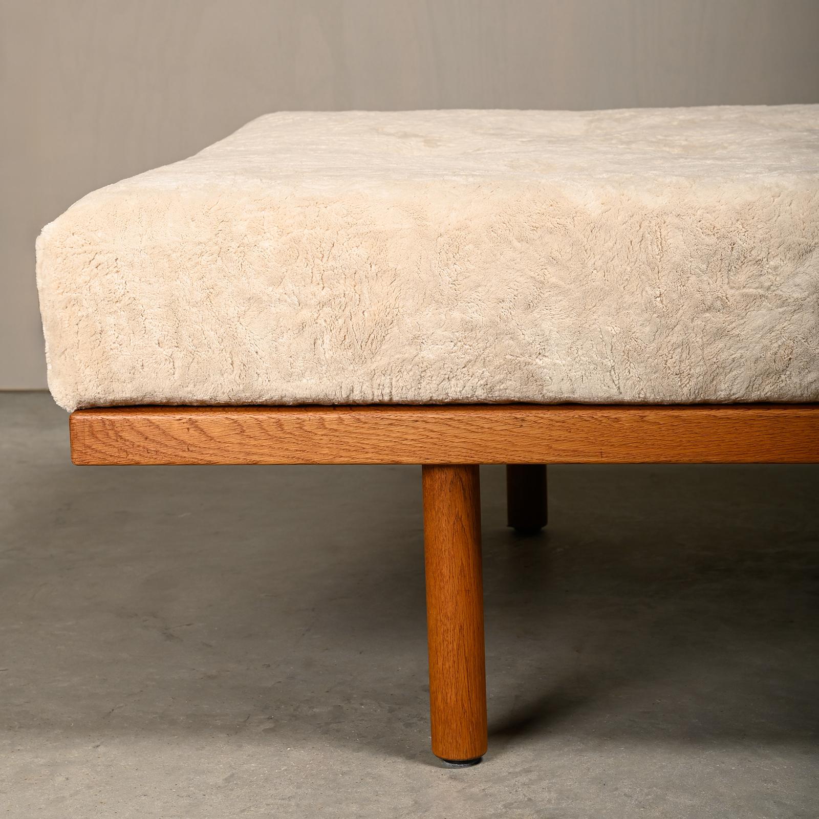 Børge Mogensen Daybed Oak and Almond colored fabric, Fredericia Stolefabrik 4