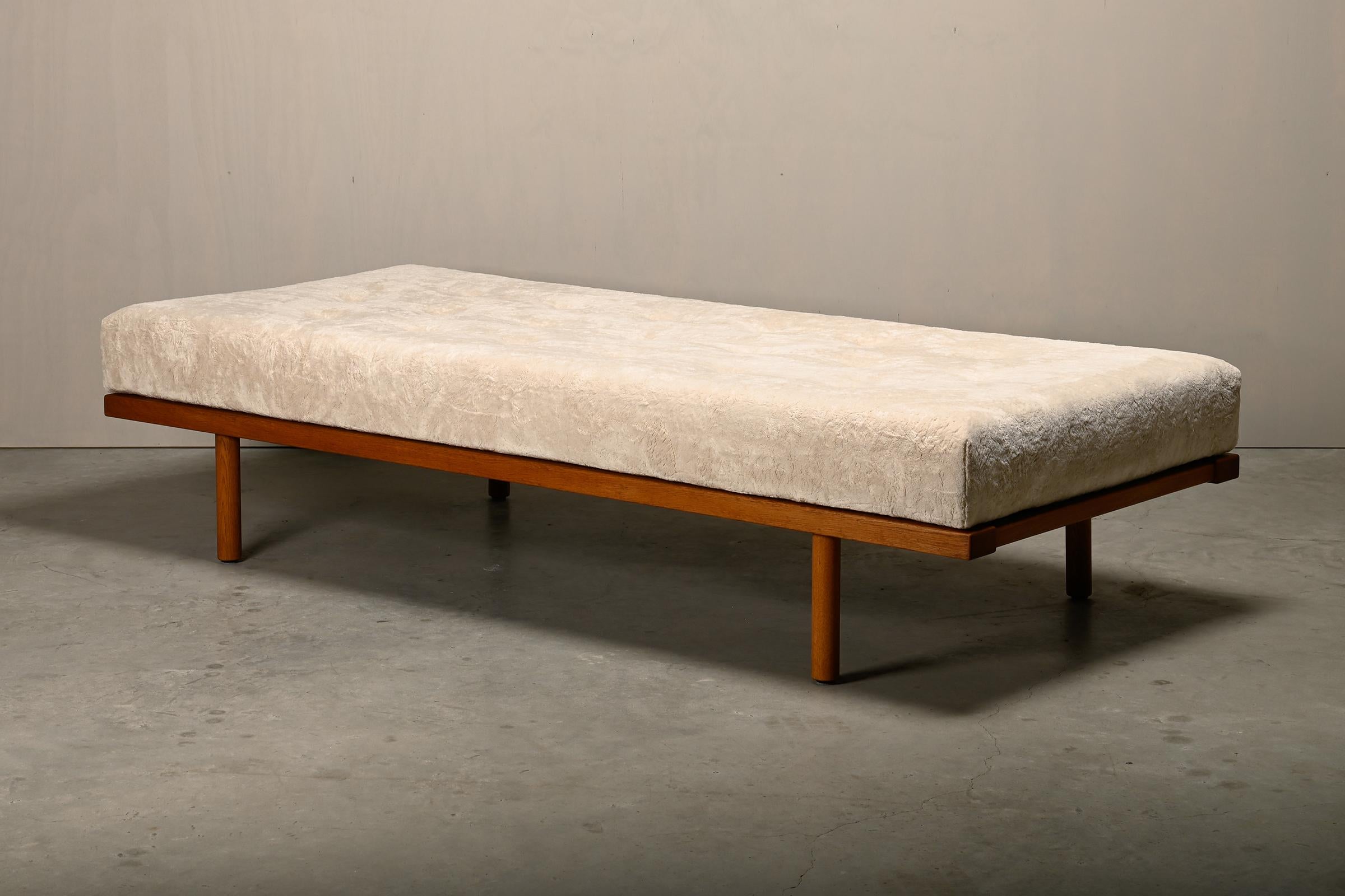Scandinavian Modern Børge Mogensen Daybed Oak and Almond colored fabric, Fredericia Stolefabrik
