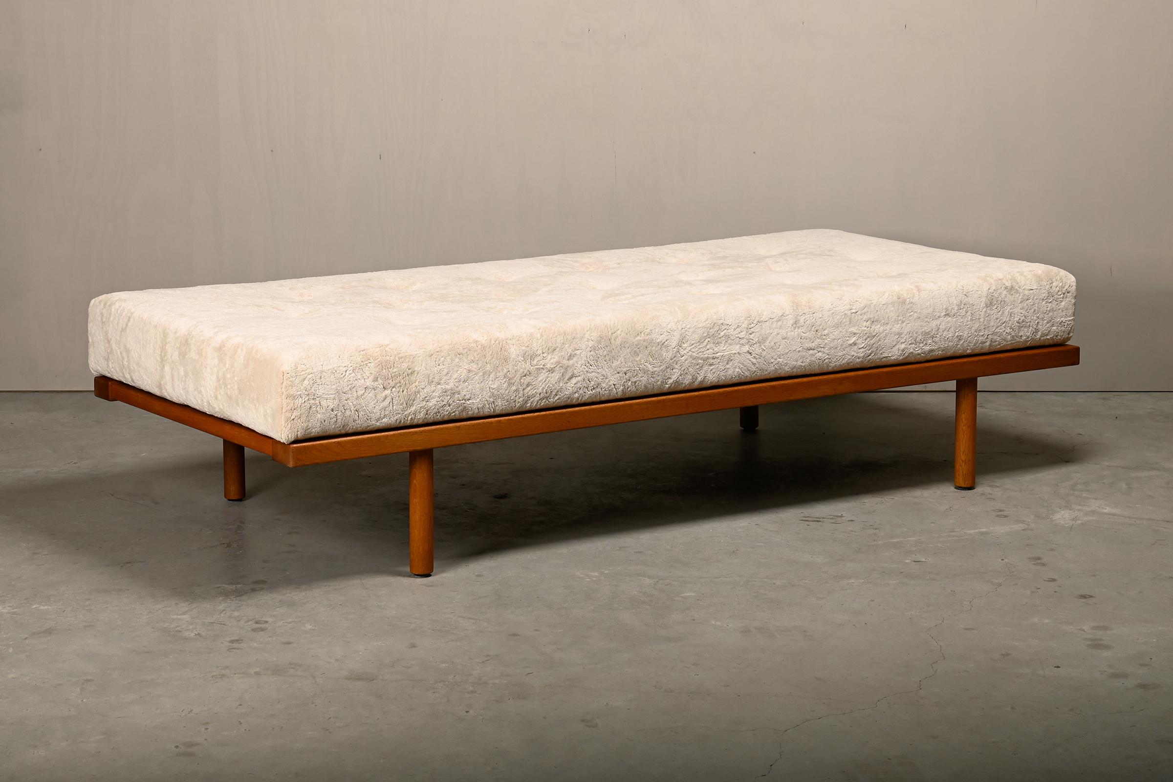 Danish Børge Mogensen Daybed Oak and Almond colored fabric, Fredericia Stolefabrik