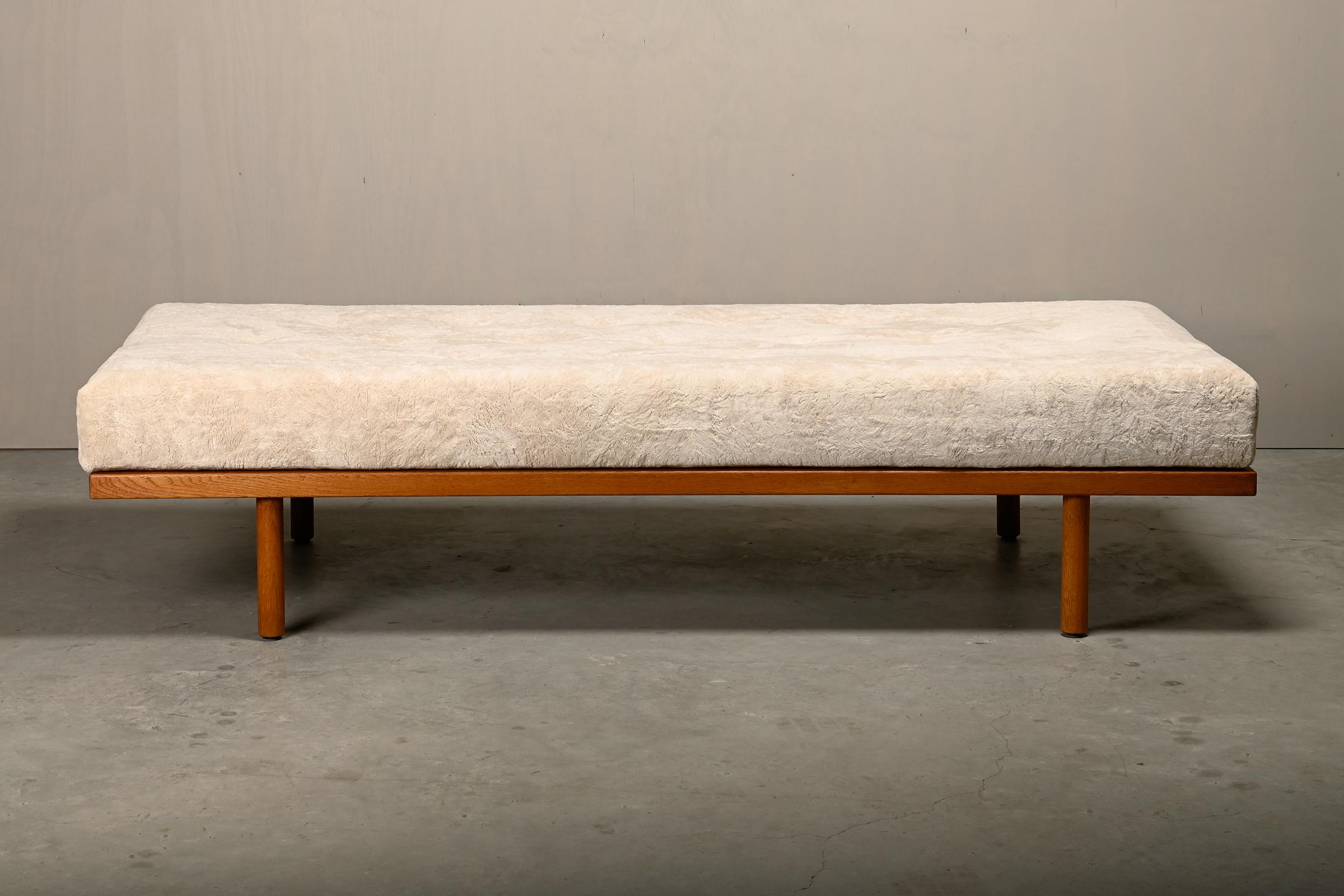 Børge Mogensen Daybed Oak and Almond colored fabric, Fredericia Stolefabrik In Good Condition In Amsterdam, NL
