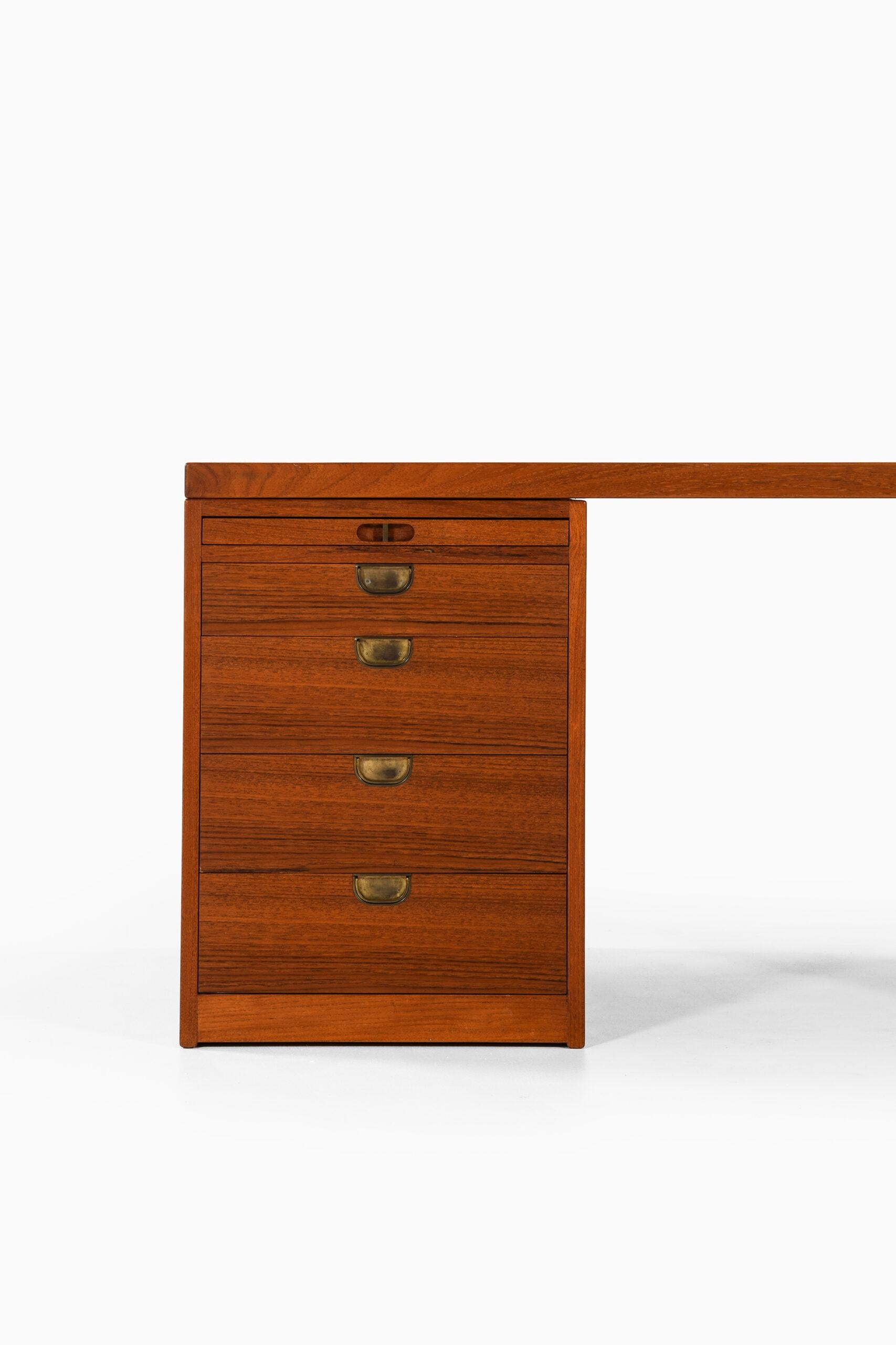 Rare freestanding desk designed by Børge Mogensen. Produced by cabinetmaker P. Lauritsen & Søn in Denmark.