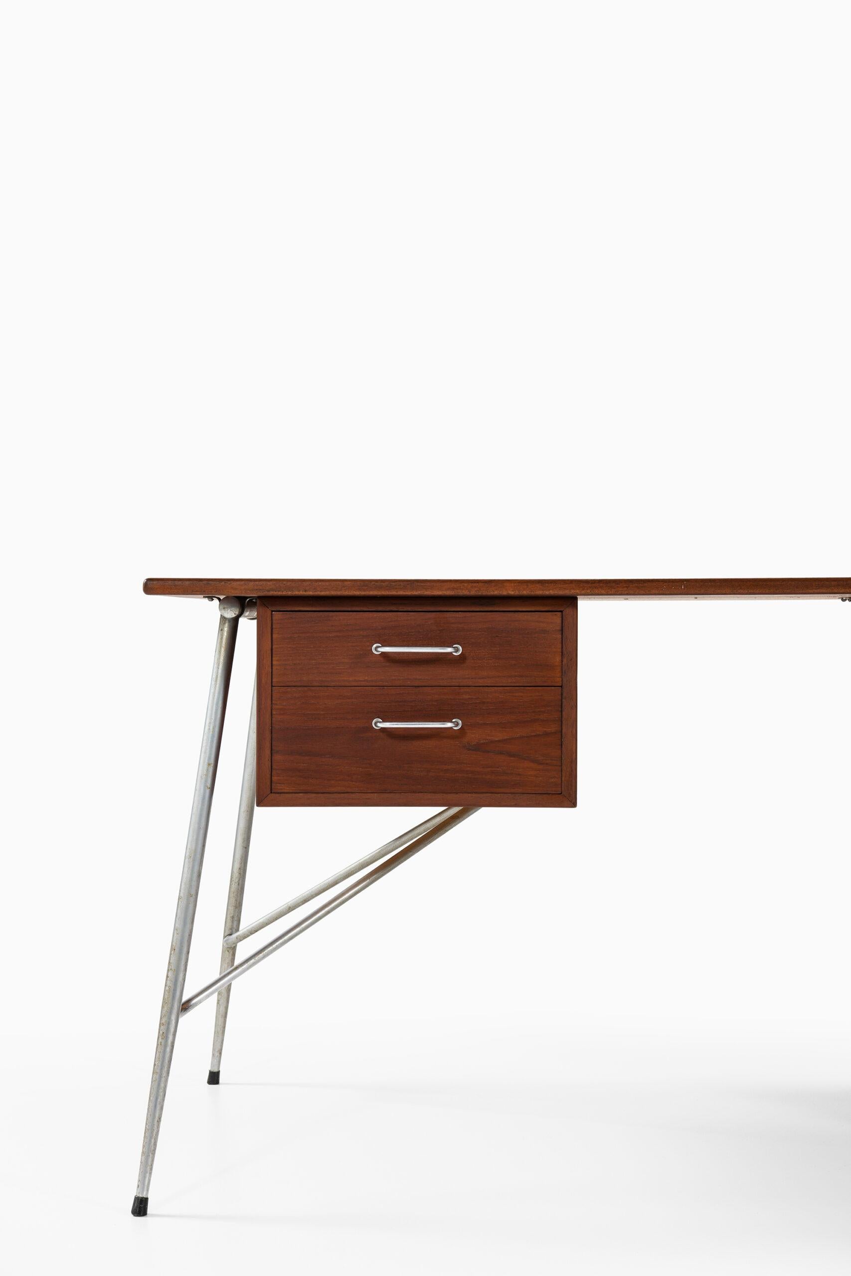 Rare desk designed by Børge Mogensen. Produced by Søborg Møbler in Denmark.
Dimensions (W x D x H): 133 ( 180 ) x 80 x 71 cm.