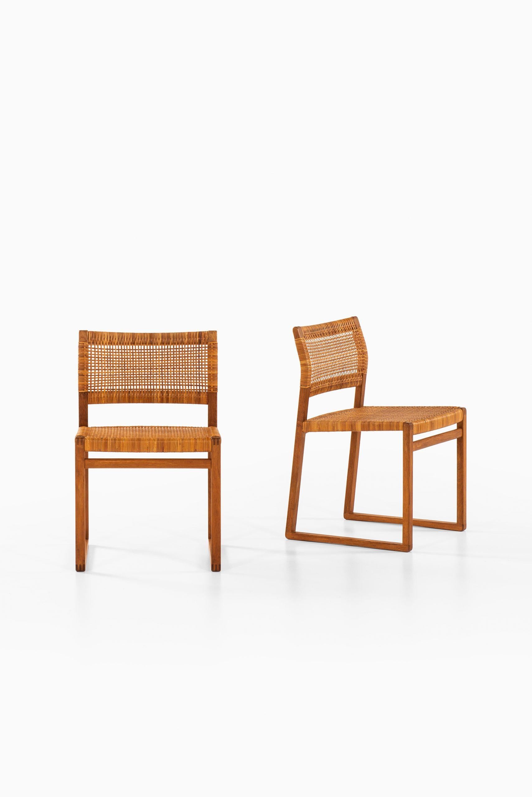 Rare set of 6 dining chairs model BM-61 and 2 armchairs model BM-62 designed by Børge Mogensen. Produced by Fredericia stolefabrik in Denmark.
Dimensions dining chairs (W x D x H): 48 x 48 x 75 cm, SH: 44 cm.
Dimensions armchair (W x D x H): 61 x