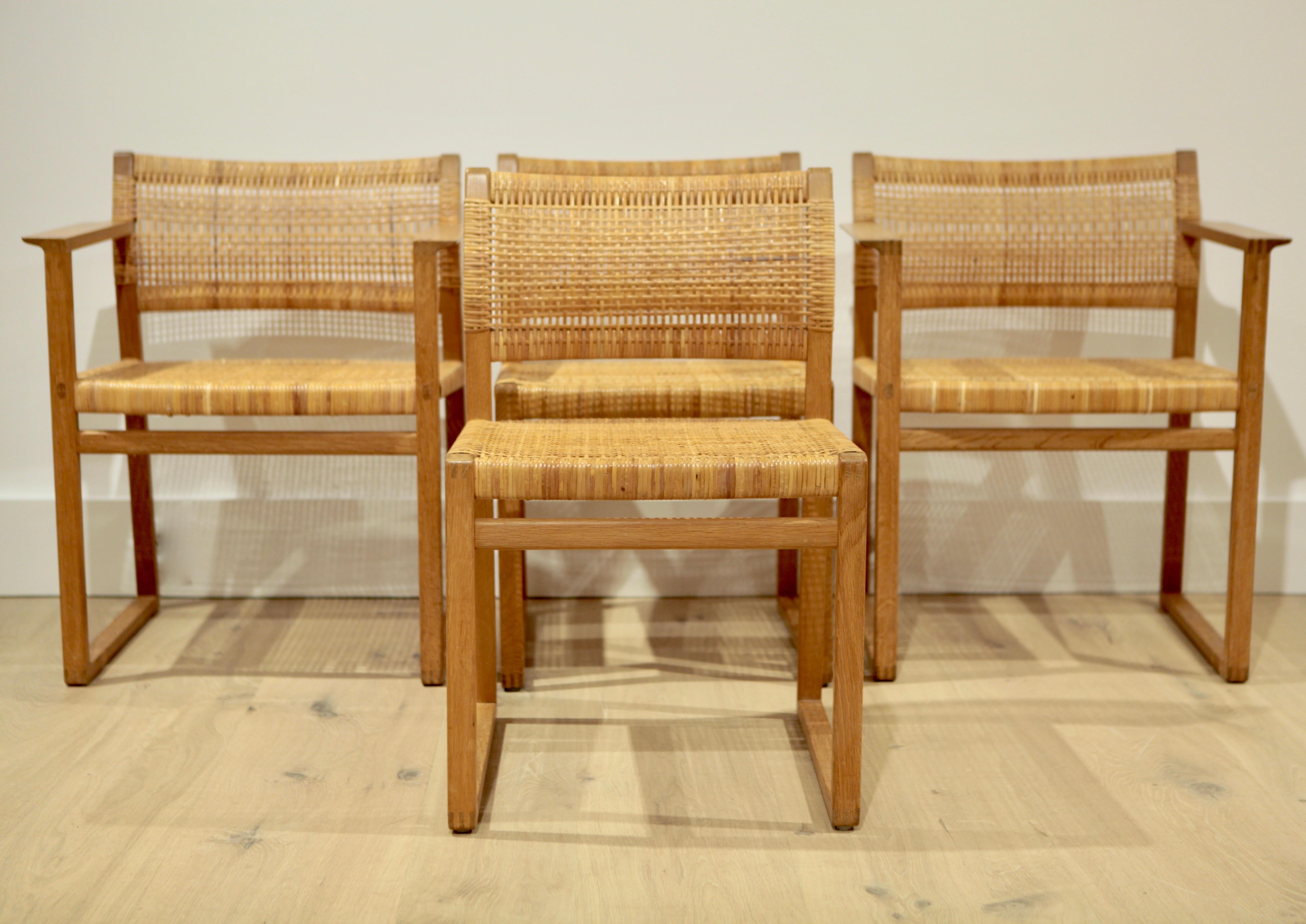 A set of 4 Børge Mogensen dining chairs BM 61 and BM 62 in solid oak and woven cane from 1957.
Manufactured by Frederica Stolefabrik in Denmark.