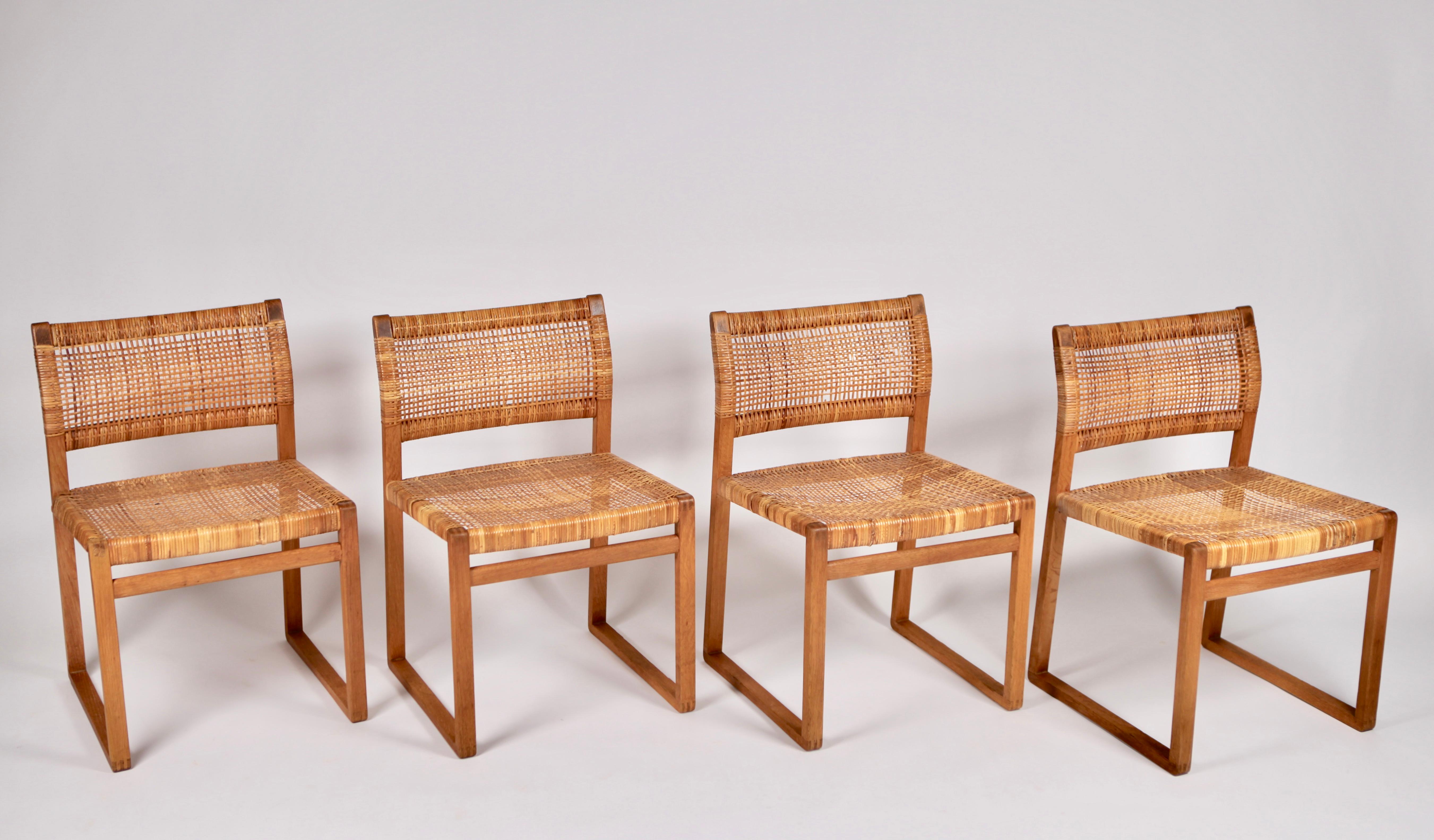 A set of 4 Børge Mogensen dining chairs BM 61 and in solid oak and woven cane from 1957.
Manufactured by Frederica Stolefabrik in Denmark.