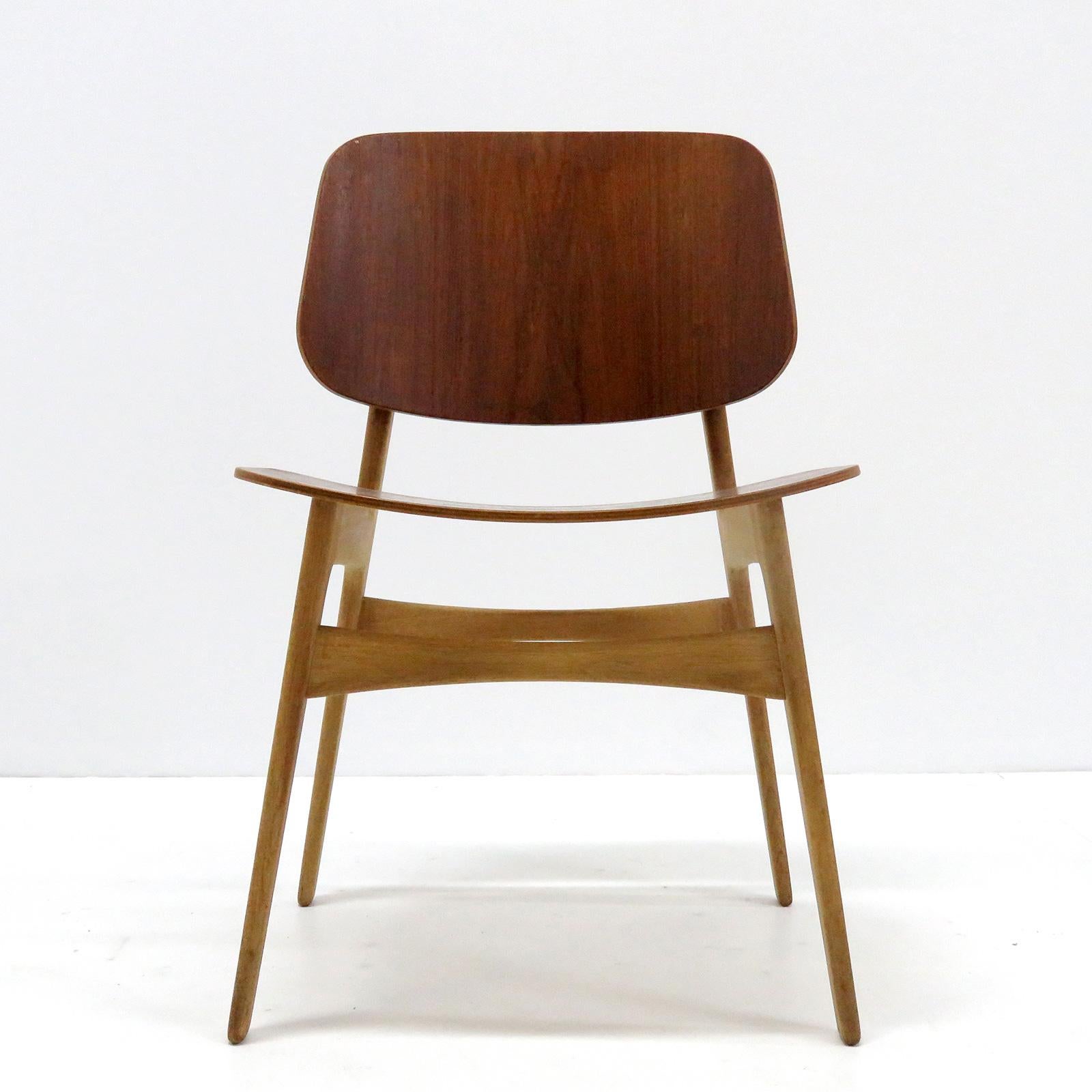 Wonderful set of 'Søborg' model 122 dining chairs by Børge Mogensen for Soborg Mobler with teak plywood shell seats and back rests on a beech wood frame in wonderful condition.