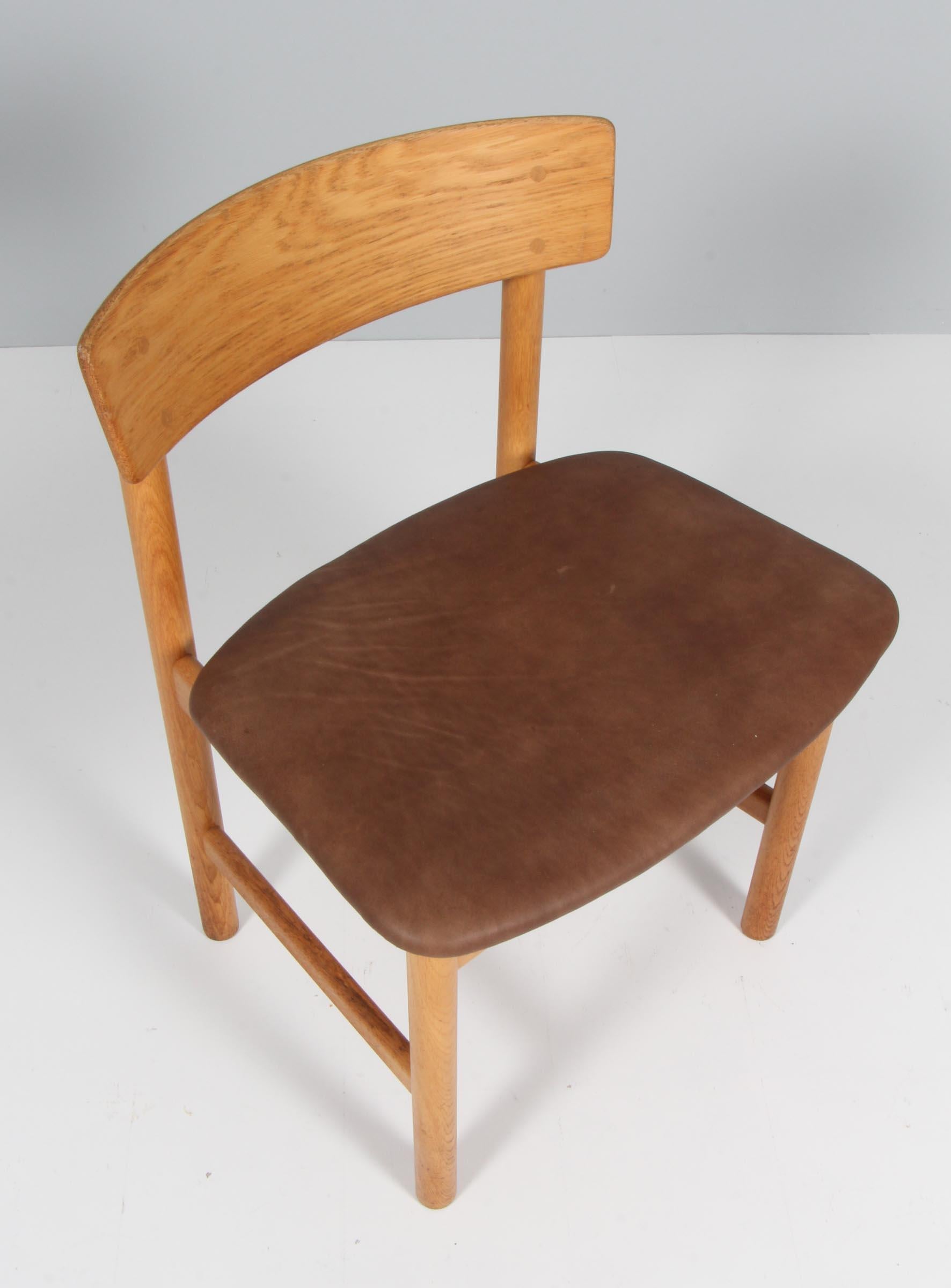 Børge Mogensen dining chairs made of massive oak and new upholstered with mokka aniline leather.

Model 3236, made by Fredericia Furniture.