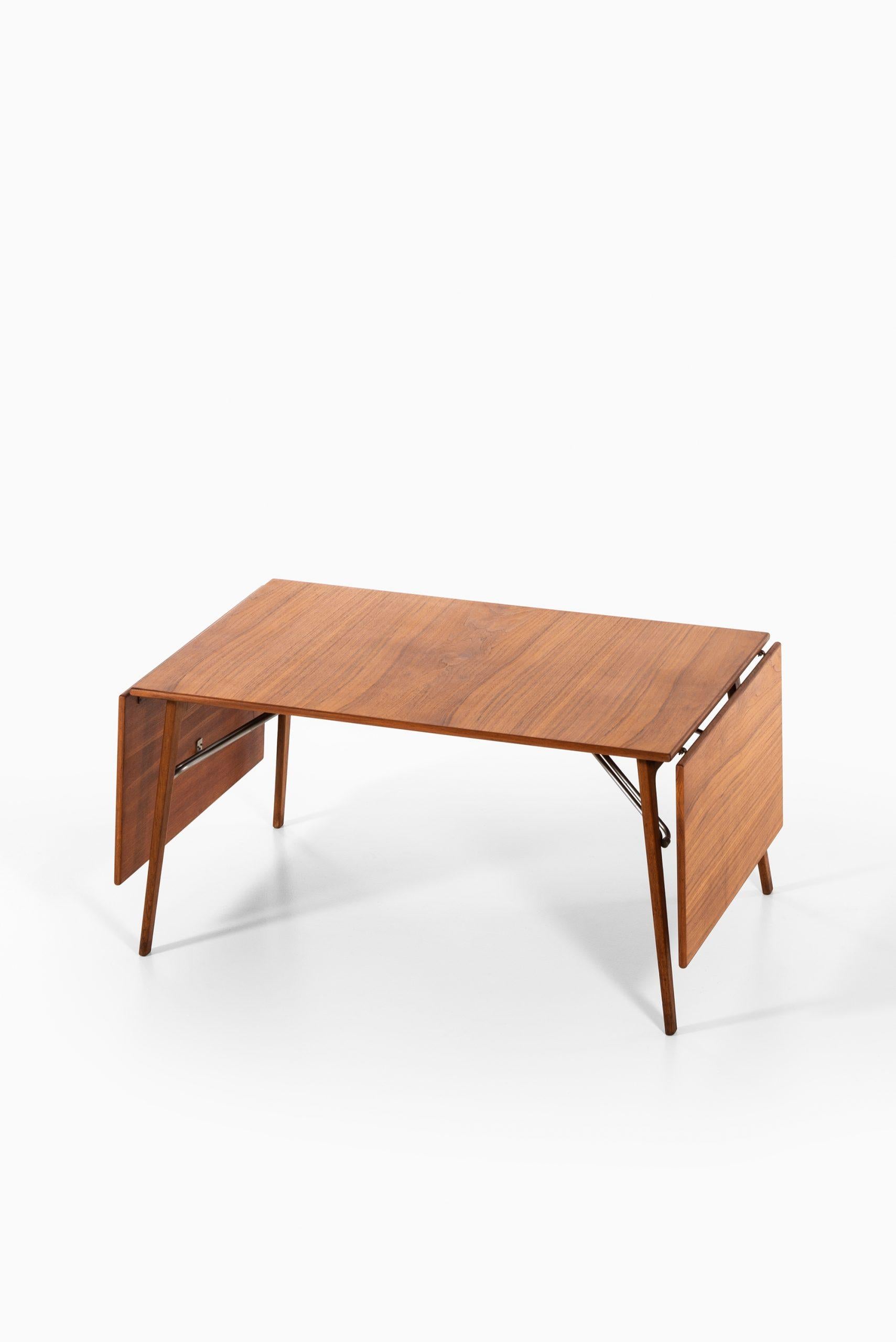 Rare dining table or desk designed by Børge Mogensen. Produced by Søborg møbler in Denmark.